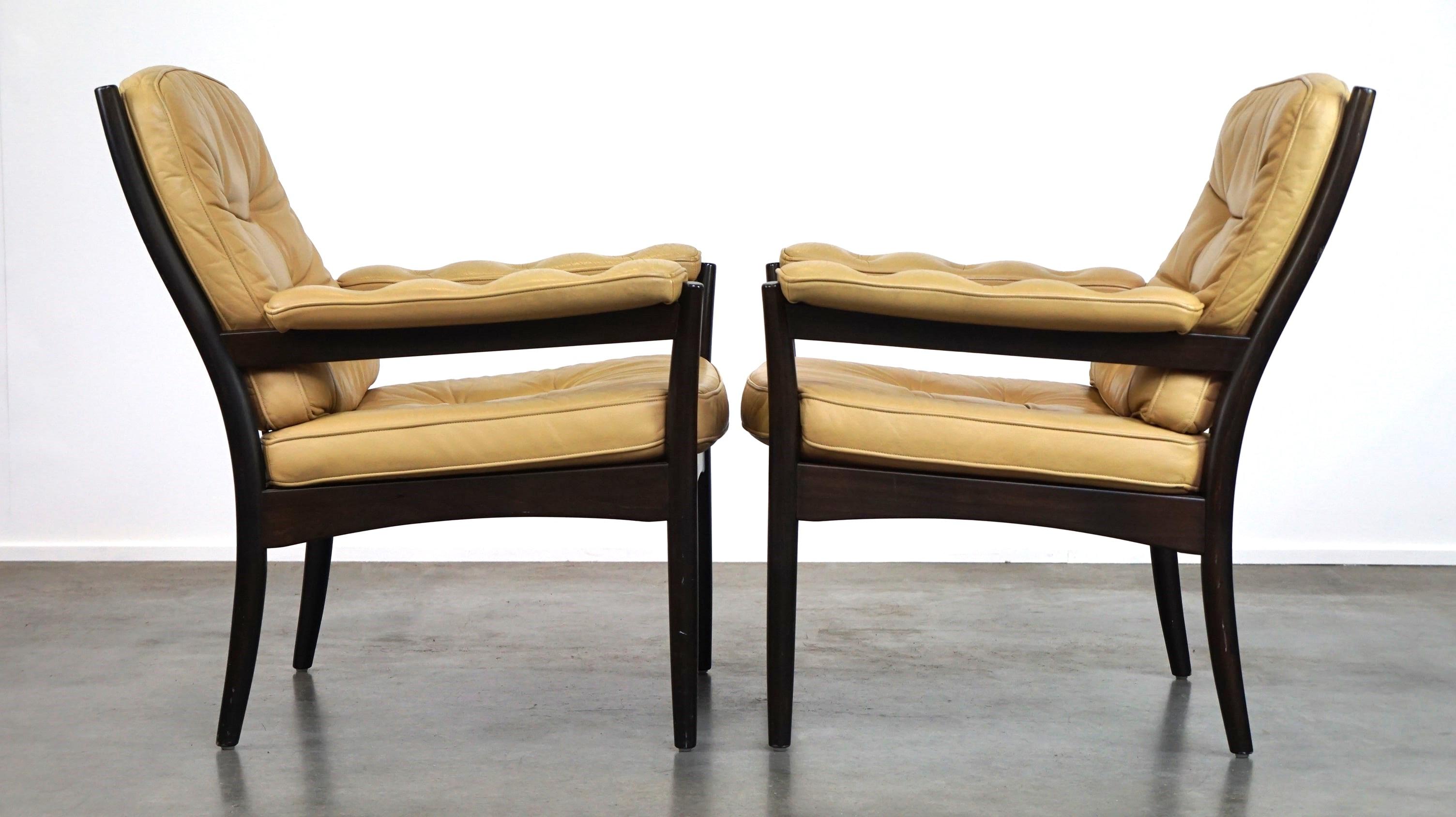 Byne offre ce bel ensemble de fauteuils suédois design vintage par G Möbel en cuir crème/beige et bois foncé.

Ces jolis fauteuils vintage extrêmement confortables ont été conçus et fabriqués dans les années 70 par la société suédoise G-Möbel.
Ces