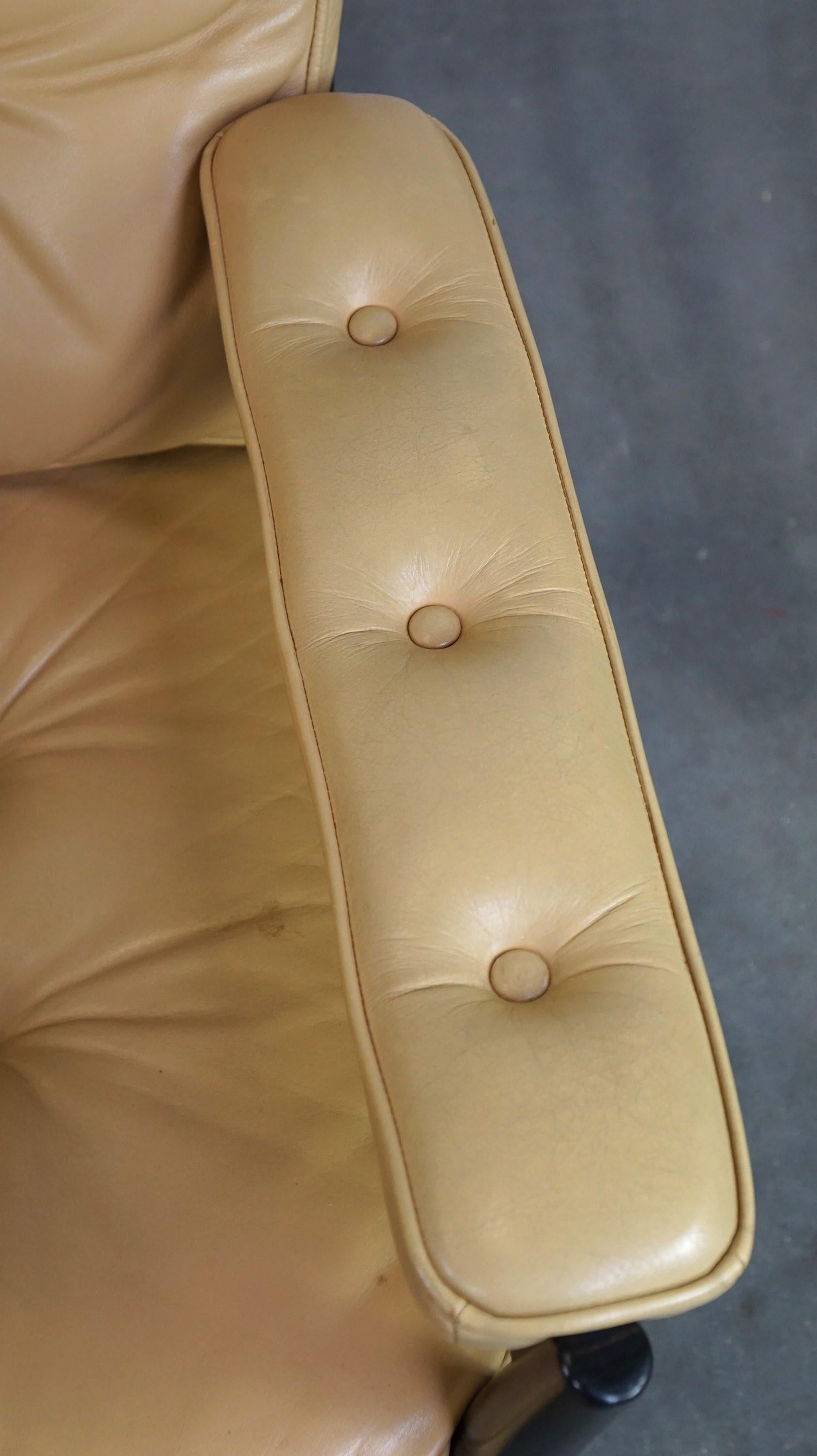 Bel ensemble de fauteuils suédois au design vintage de G Möbel en cuir crème/beige en vente 2