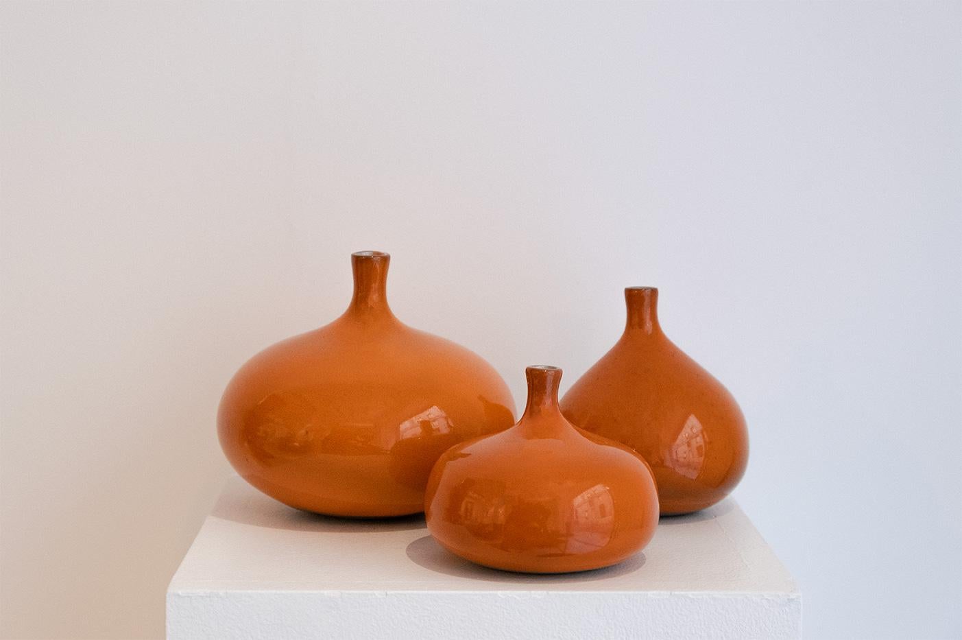 Jacques (1926-2008) et Dani (1933-2010) RUELLAND.

Beautiful and rare orange enamelled set of vases by Jacques and Dani Ruelland.
France, circa 1960
Bright and cheerful artworks that catch the eye!.

Wide flat peach : Height : 4 3/4 in - width