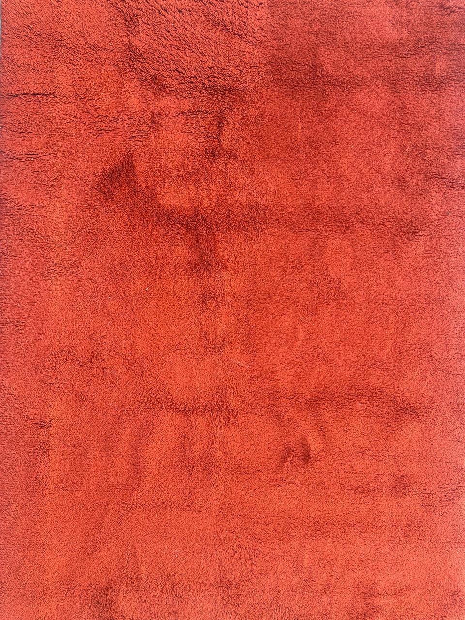 Grazioso campo monocolore marocchino di metà secolo con un campo rosso arancione, nello stile dell'art deco o dei disegni di metà secolo, interamente annodato a mano con lana su una base di cotone.

✨✨✨
