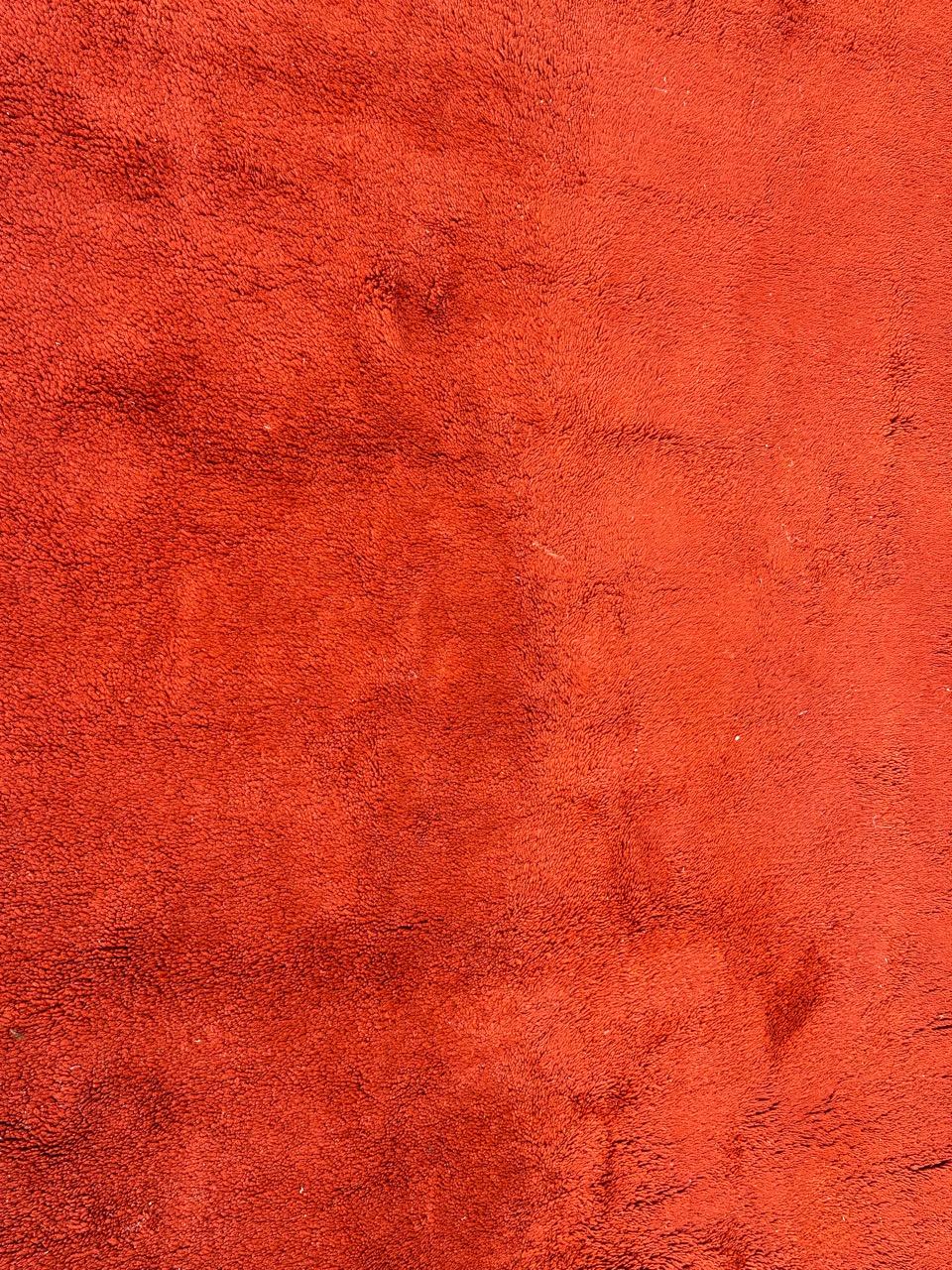 Art Déco Bel tappeto tribale marocchino monocolore a sfondo rosso-arancio in vendita