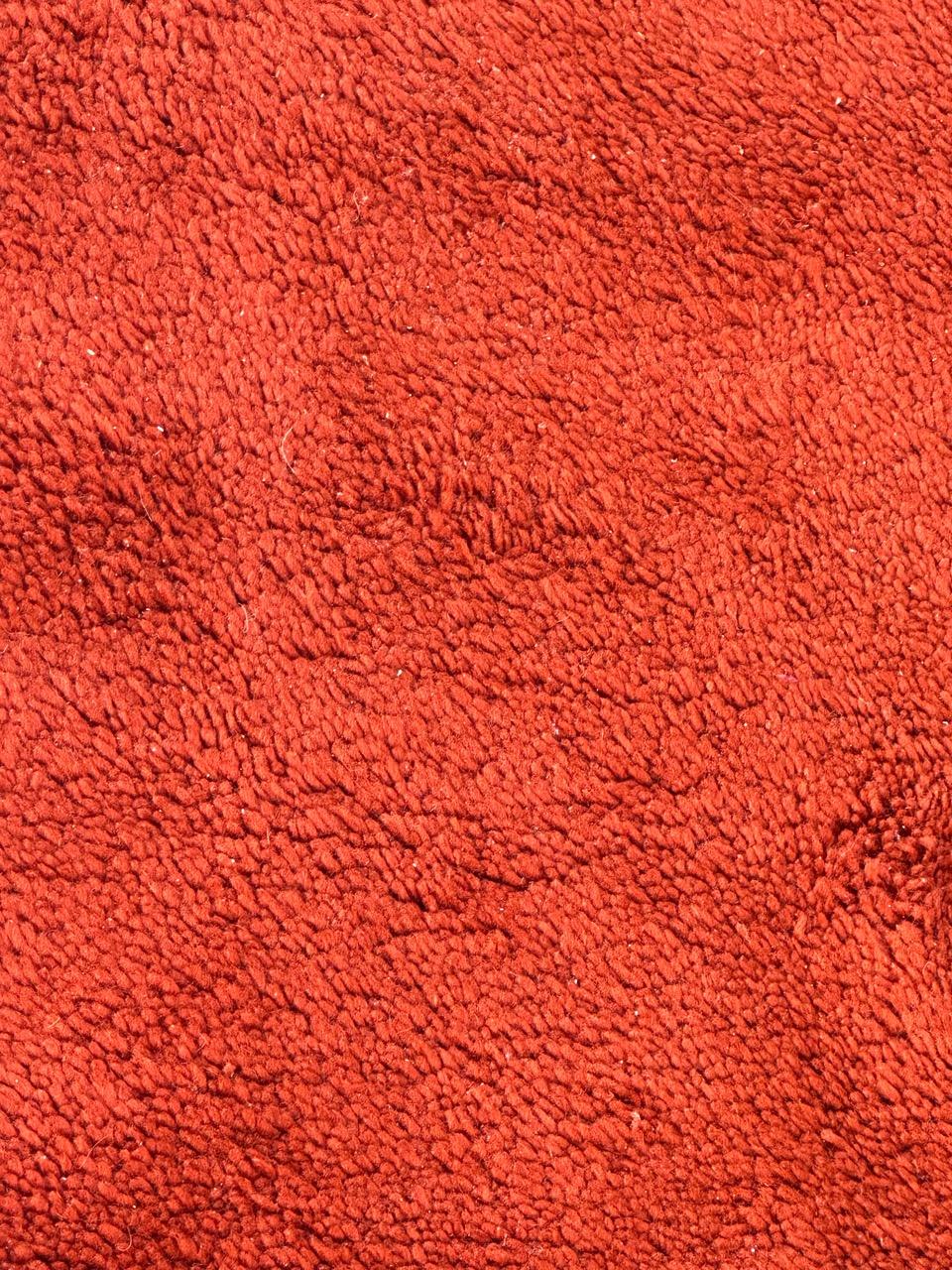 Marocchino Bel tappeto tribale marocchino monocolore a sfondo rosso-arancio in vendita
