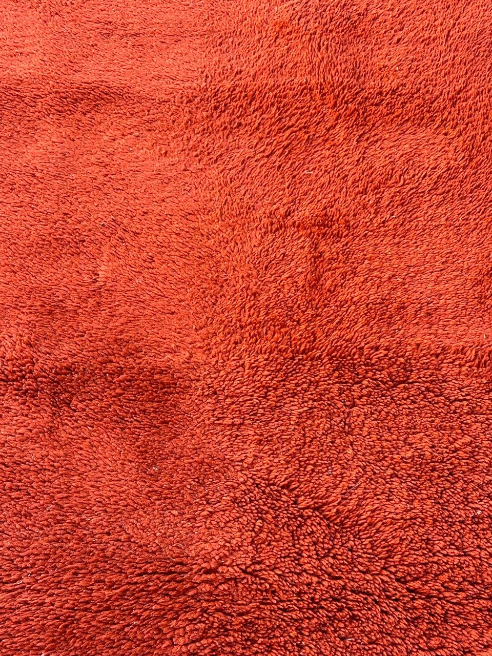 Annodato a mano Bel tappeto tribale marocchino monocolore a sfondo rosso-arancio in vendita