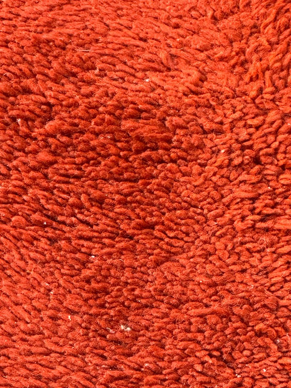 Bel tappeto tribale marocchino monocolore a sfondo rosso-arancio In condizioni buone in vendita a Saint Ouen, FR