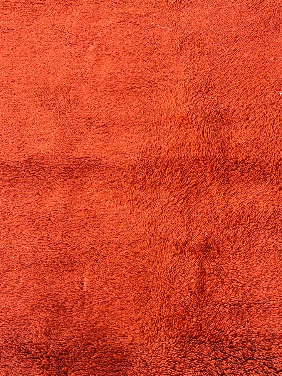 XX secolo Bel tappeto tribale marocchino monocolore a sfondo rosso-arancio in vendita
