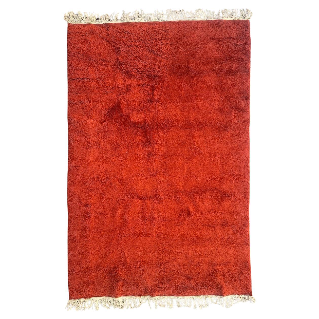 Bel tappeto tribale marocchino monocolore a sfondo rosso-arancio in vendita