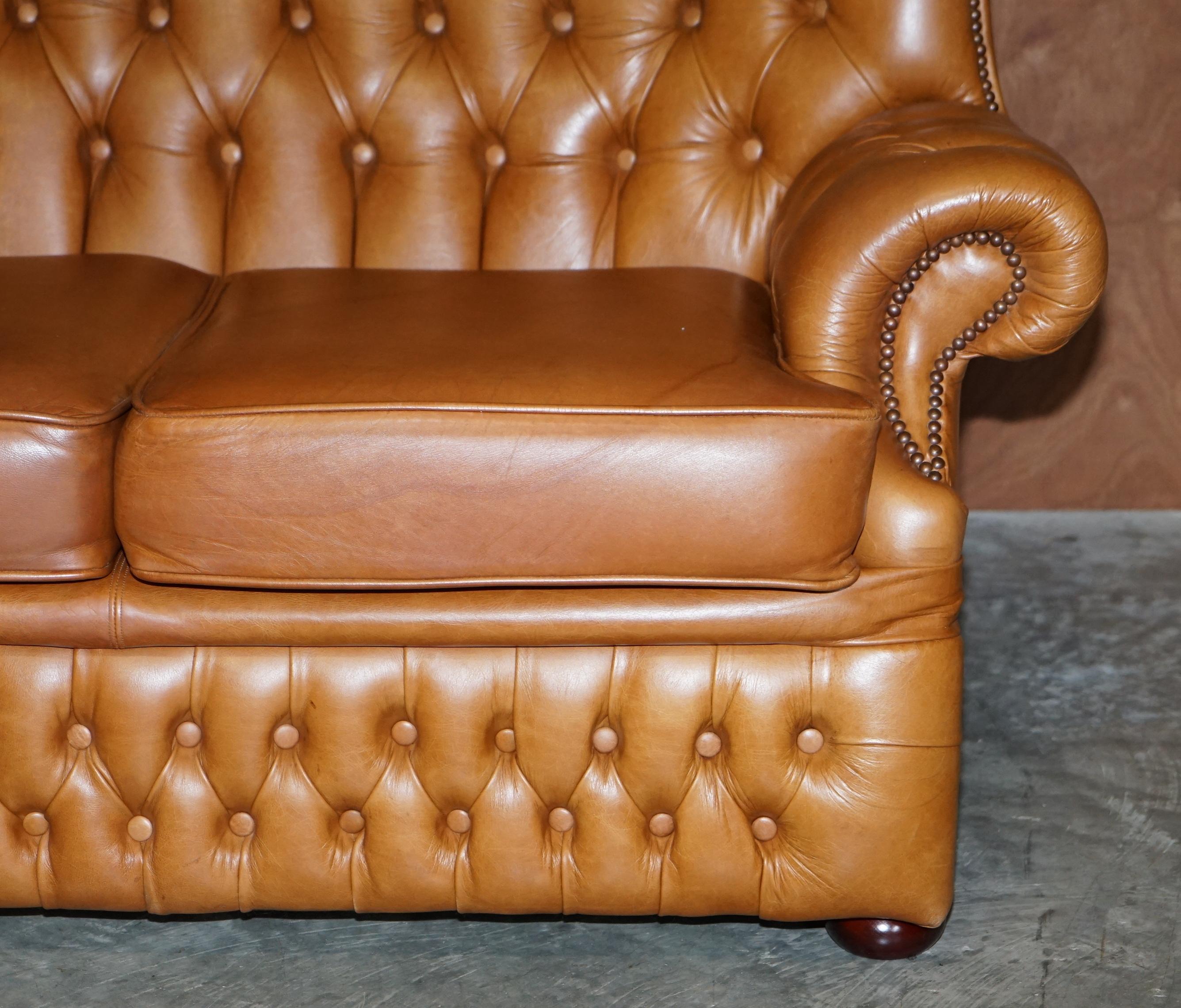Schönes kleines breites Chesterfield Tan Brown Leder Tufted Sofa mit hoher Rückenlehne im Angebot 5