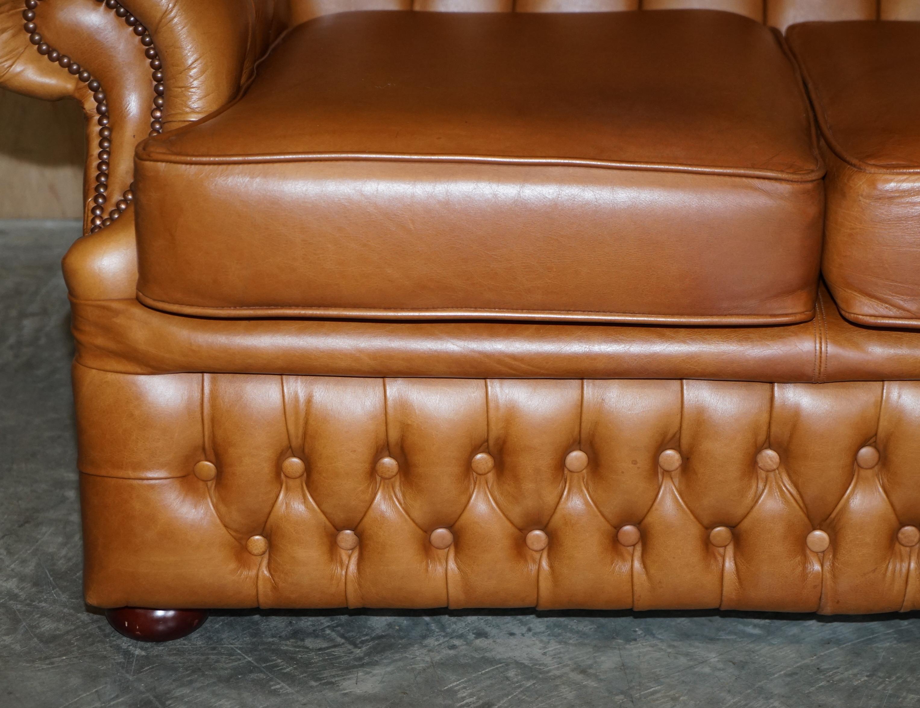 Schönes kleines breites Chesterfield Tan Brown Leder Tufted Sofa mit hoher Rückenlehne im Angebot 6