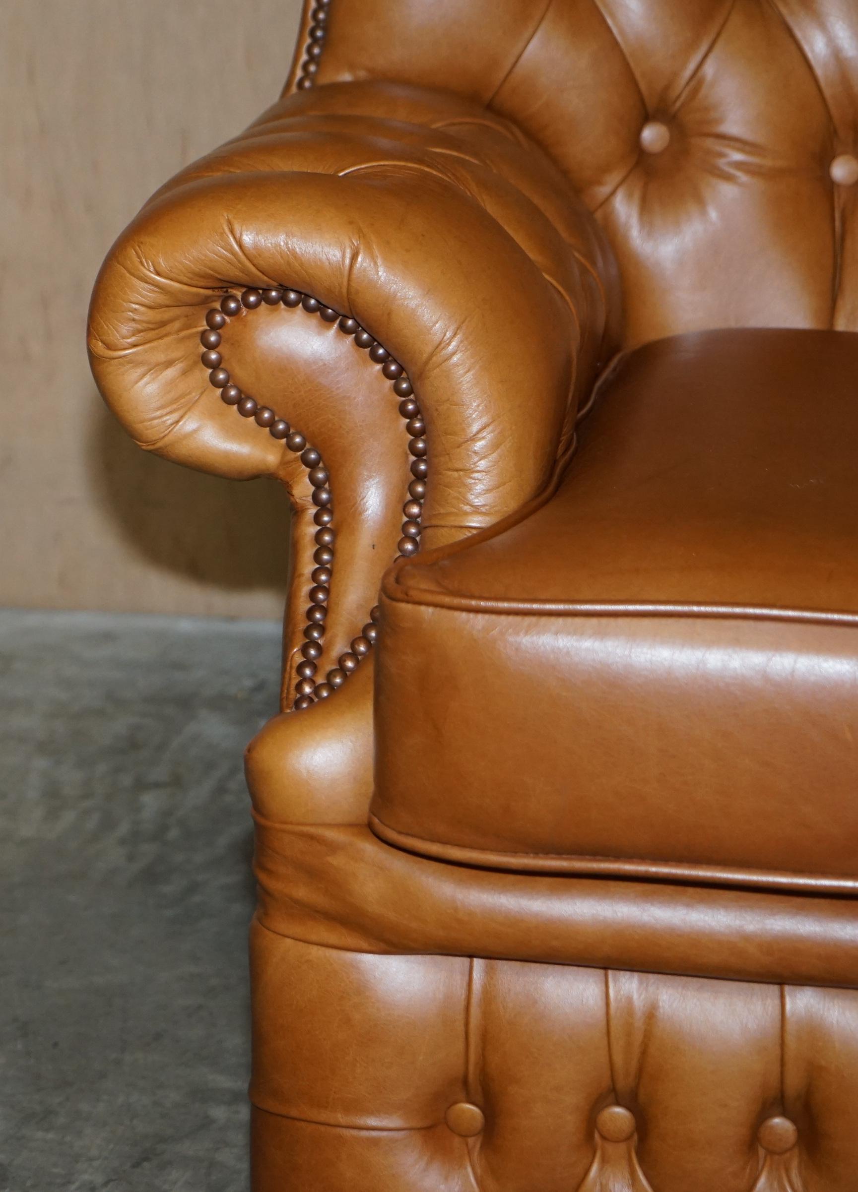 Schönes kleines breites Chesterfield Tan Brown Leder Tufted Sofa mit hoher Rückenlehne im Angebot 6