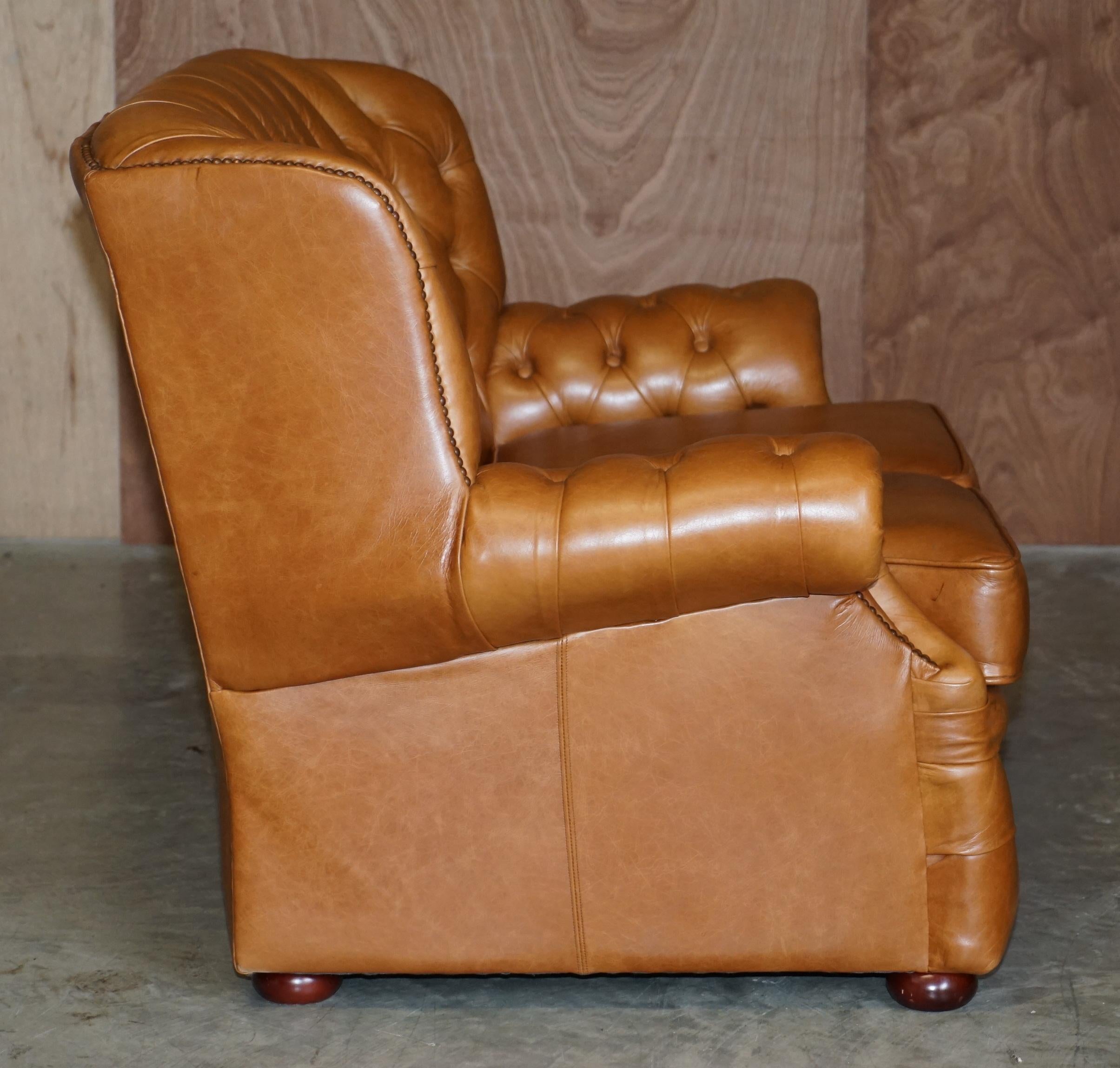 Schönes kleines breites Chesterfield Tan Brown Leder Tufted Sofa mit hoher Rückenlehne im Angebot 8