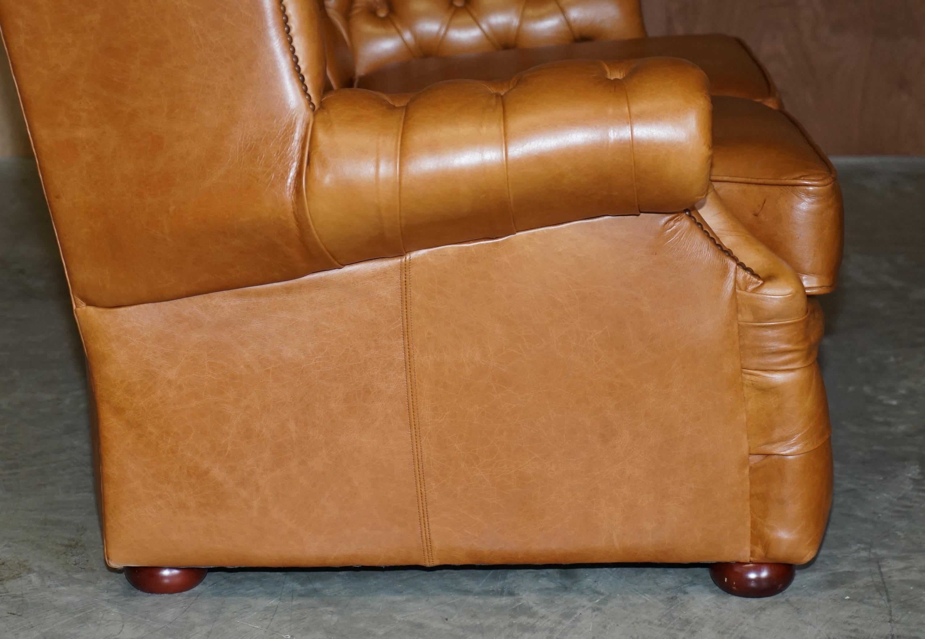 Schönes kleines breites Chesterfield Tan Brown Leder Tufted Sofa mit hoher Rückenlehne im Angebot 9