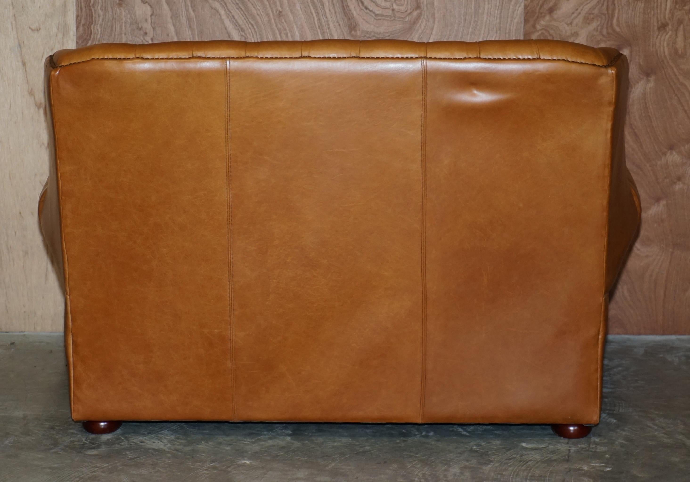 Schönes kleines breites Chesterfield Tan Brown Leder Tufted Sofa mit hoher Rückenlehne im Angebot 10