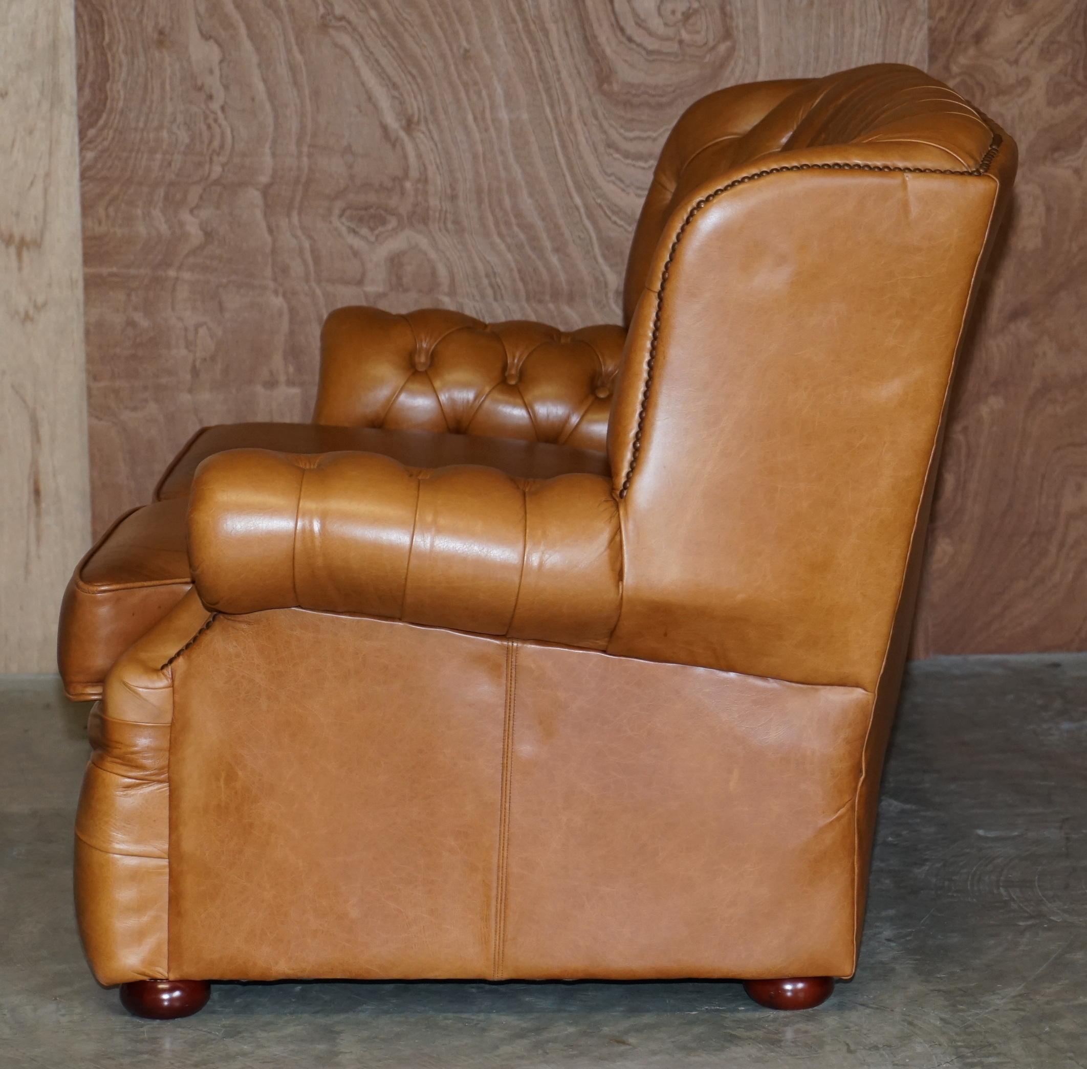 Schönes kleines breites Chesterfield Tan Brown Leder Tufted Sofa mit hoher Rückenlehne im Angebot 11