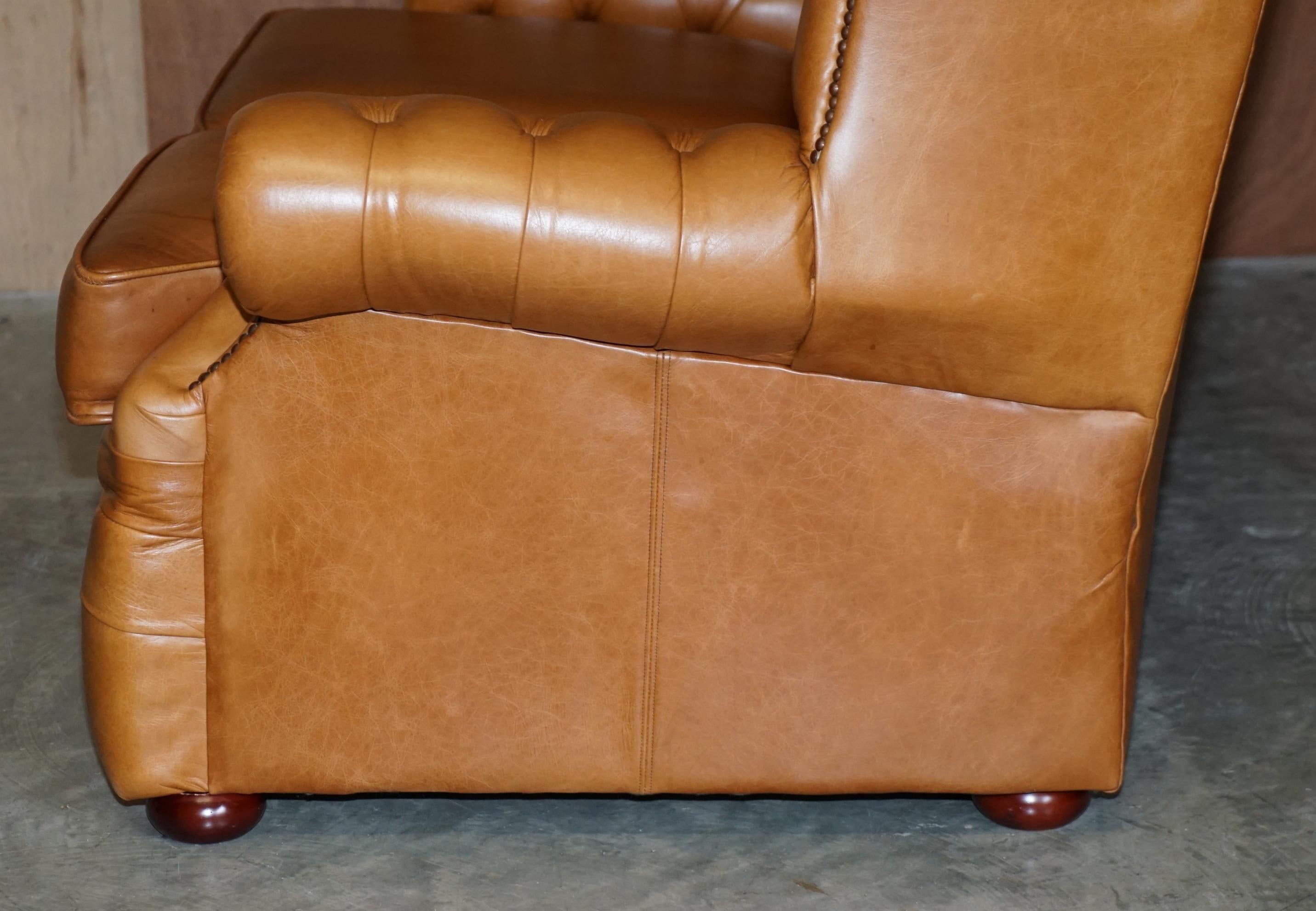 Schönes kleines breites Chesterfield Tan Brown Leder Tufted Sofa mit hoher Rückenlehne im Angebot 11