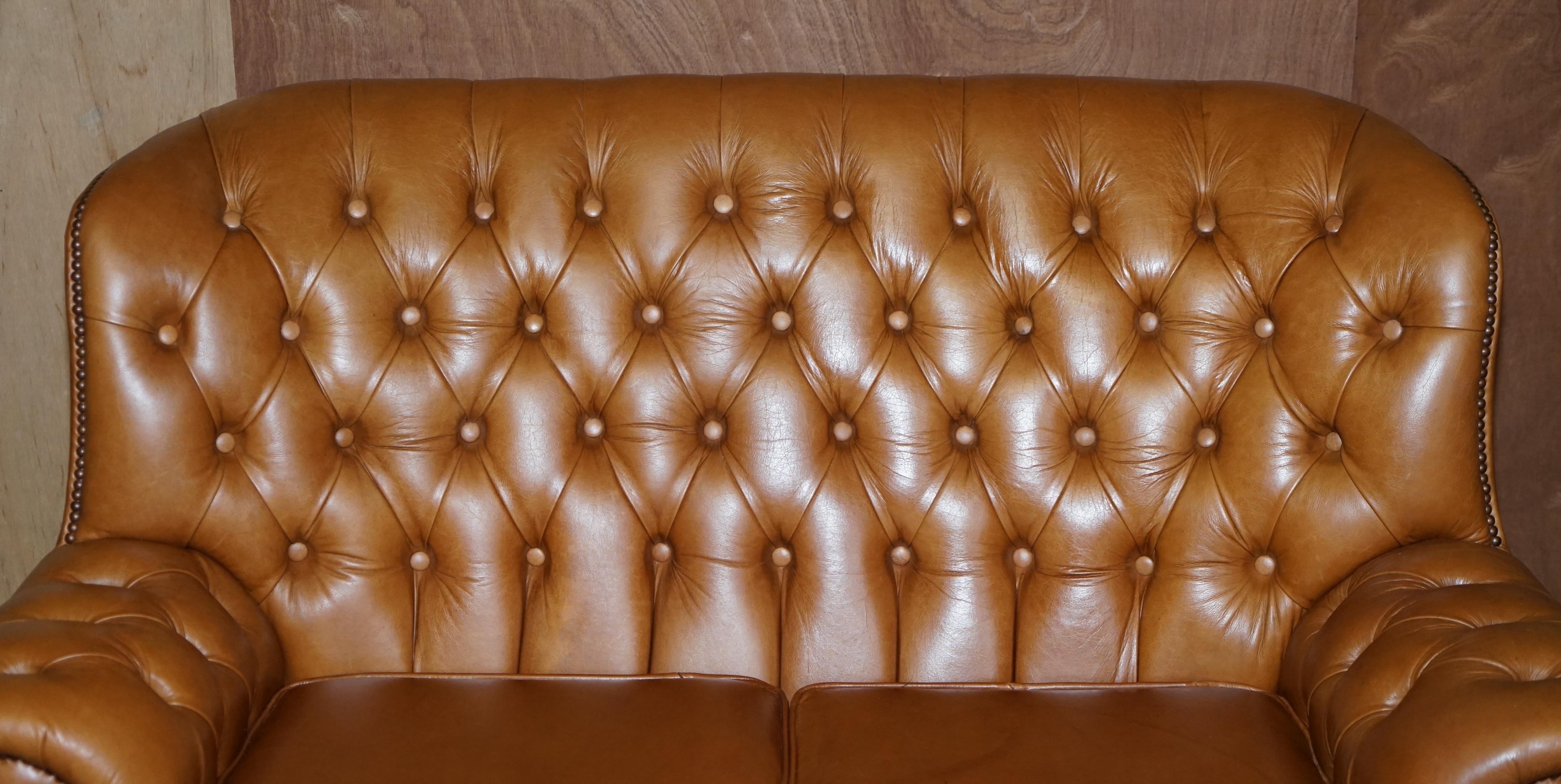Schönes kleines breites Chesterfield Tan Brown Leder Tufted Sofa mit hoher Rückenlehne (Englisch) im Angebot