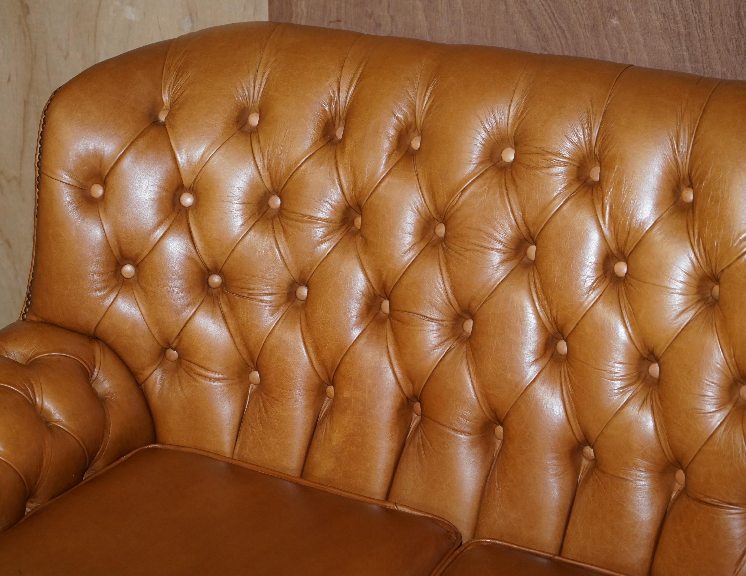 Schönes kleines breites Chesterfield Tan Brown Leder Tufted Sofa mit hoher Rückenlehne (Handgefertigt) im Angebot