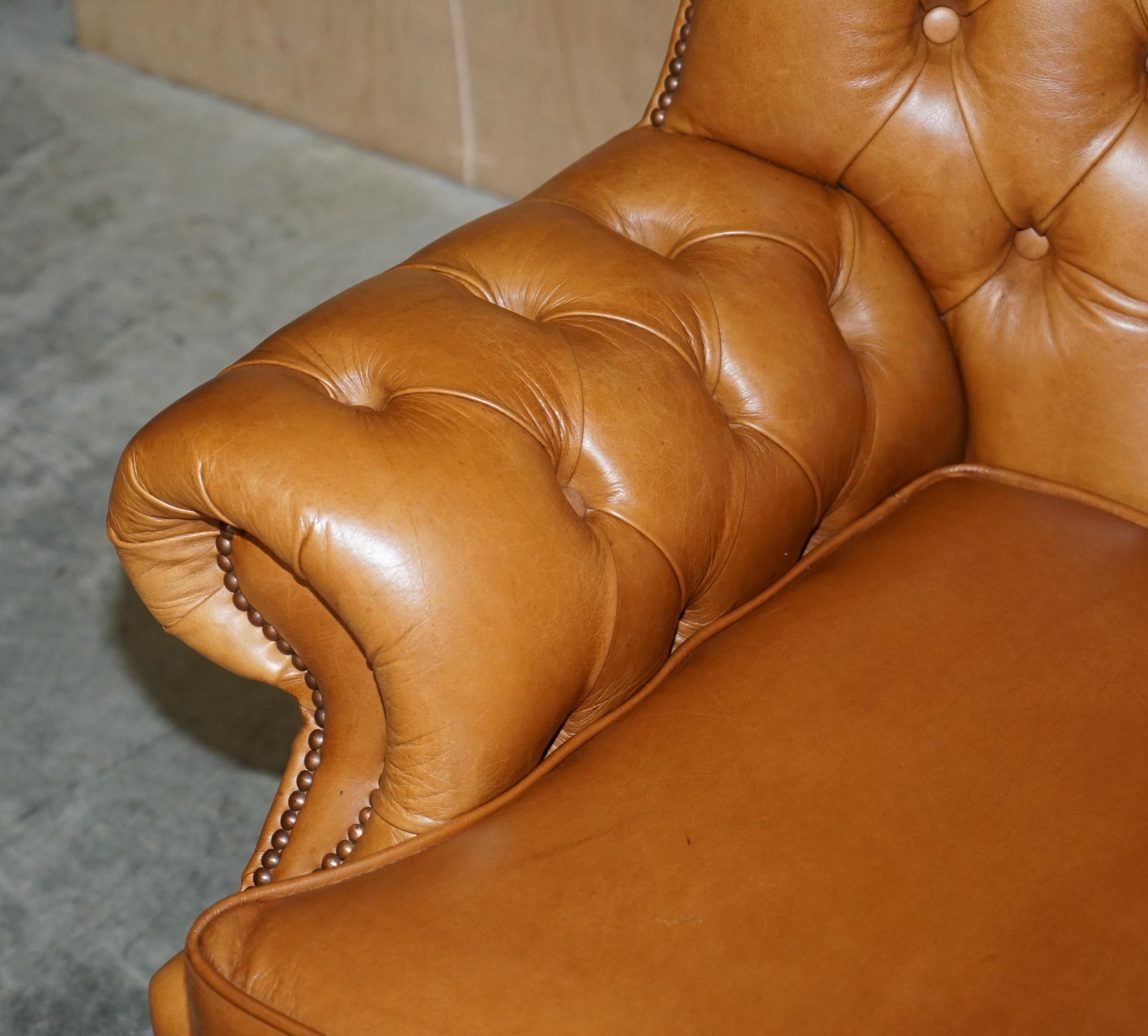 Schönes kleines breites Chesterfield Tan Brown Leder Tufted Sofa mit hoher Rückenlehne (20. Jahrhundert) im Angebot