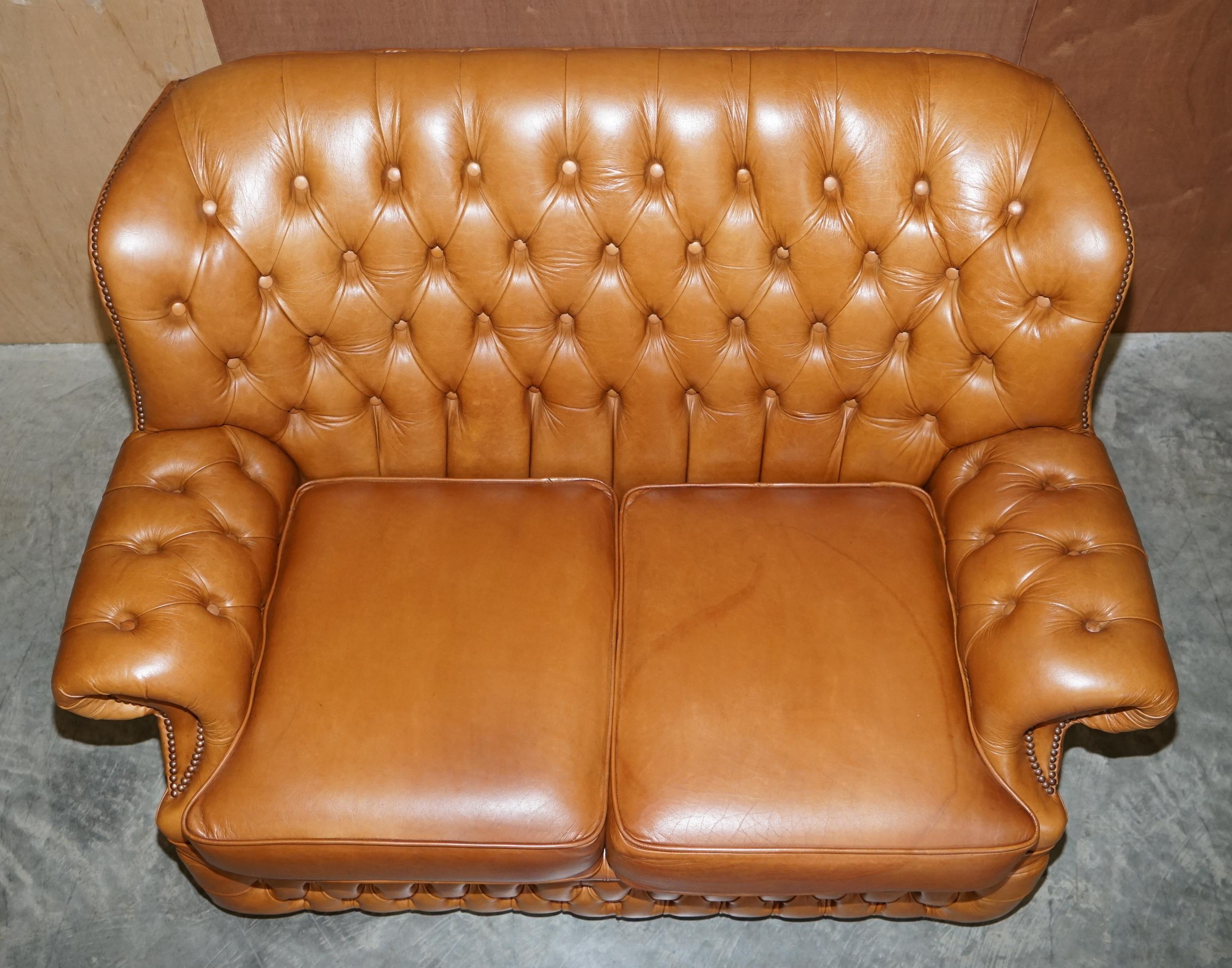 20ième siècle Joli petit canapé large Chesterfield en cuir touffeté Tan Brown avec dossier haut en vente