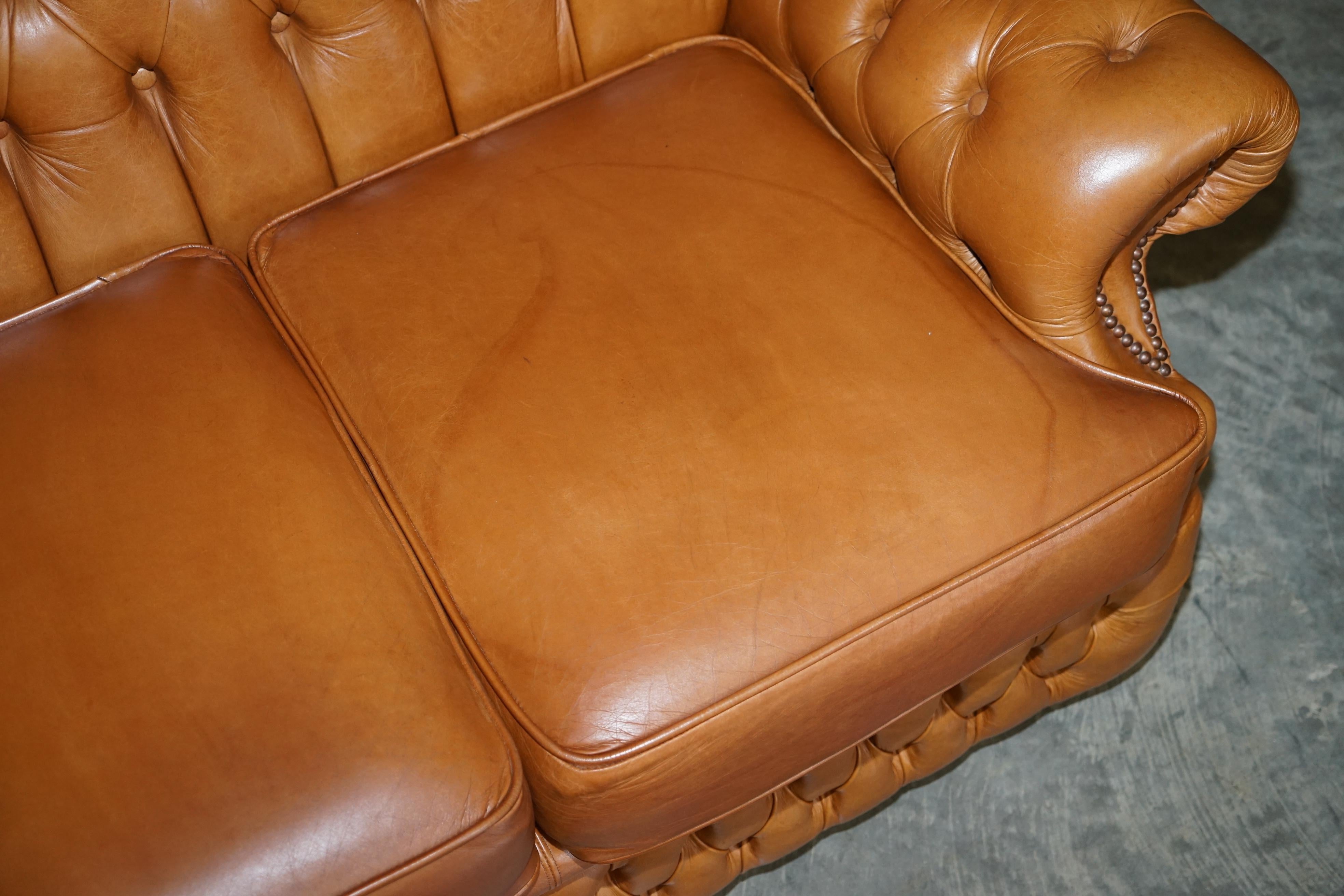 Schönes kleines breites Chesterfield Tan Brown Leder Tufted Sofa mit hoher Rückenlehne im Angebot 3