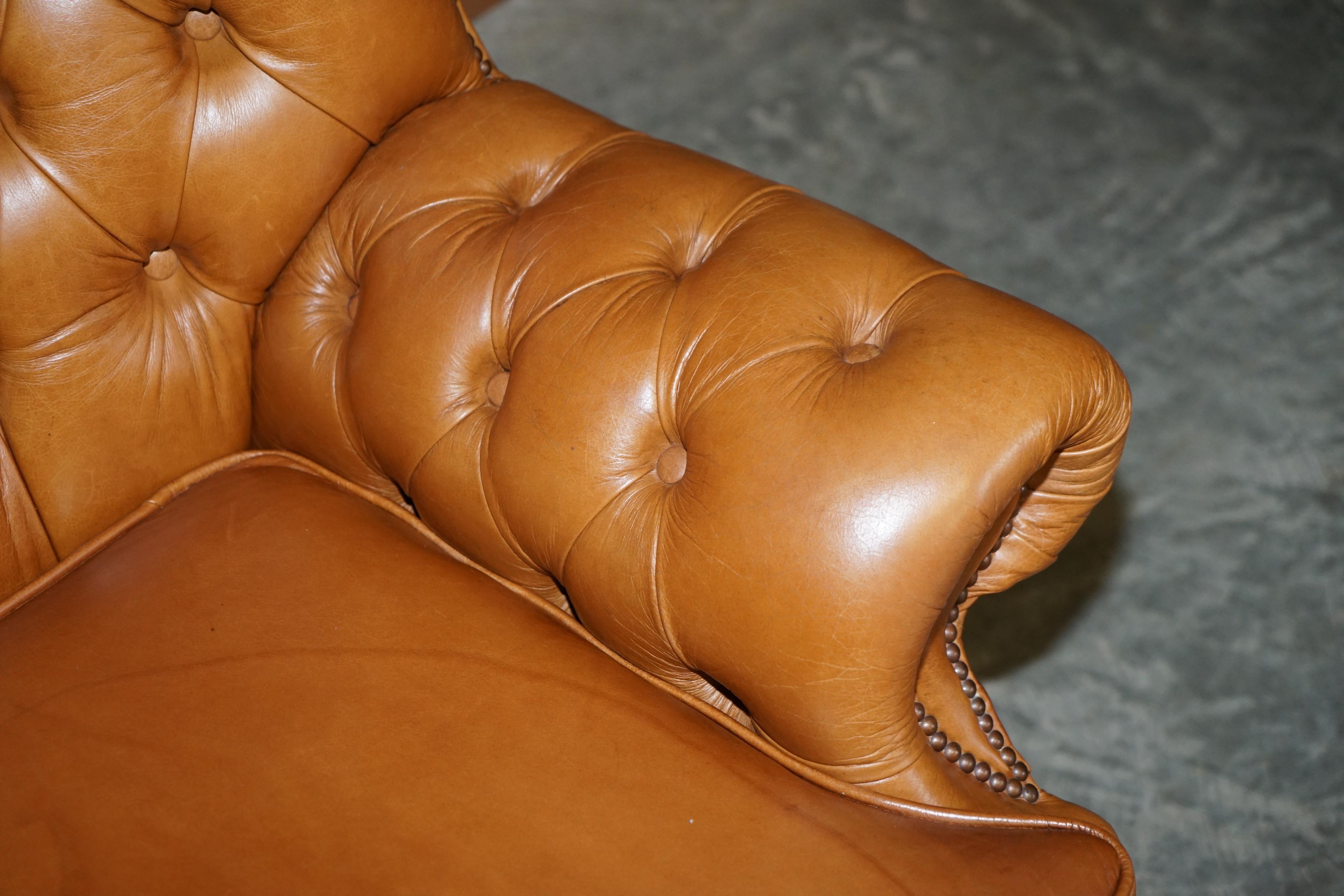Schönes kleines breites Chesterfield Tan Brown Leder Tufted Sofa mit hoher Rückenlehne im Angebot 4