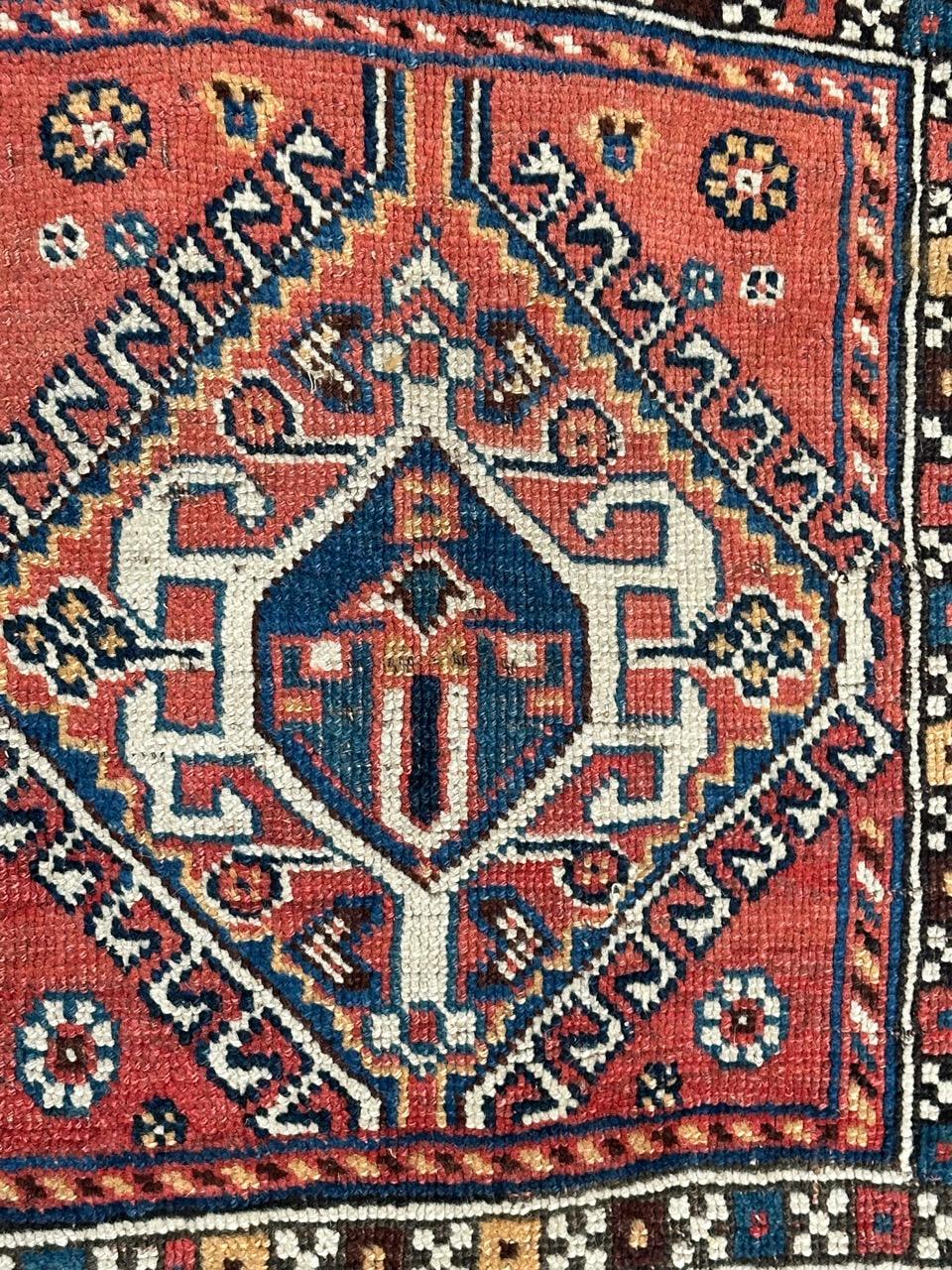 Hübscher kleiner Qashqai-Teppich in Taschenformat, mit schönen geometrischen und dekorativen Mustern und schönen natürlichen Farben in Rot, Blau, Gelb, Braun und Weiß, komplett handgeknüpft mit Wolle auf Wollbasis.

✨✨✨
