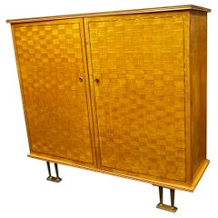 Schöner Bergahorn-Intarsienschrank mit Bronzefüßen von Jules Leleu, Frankreich, 1956