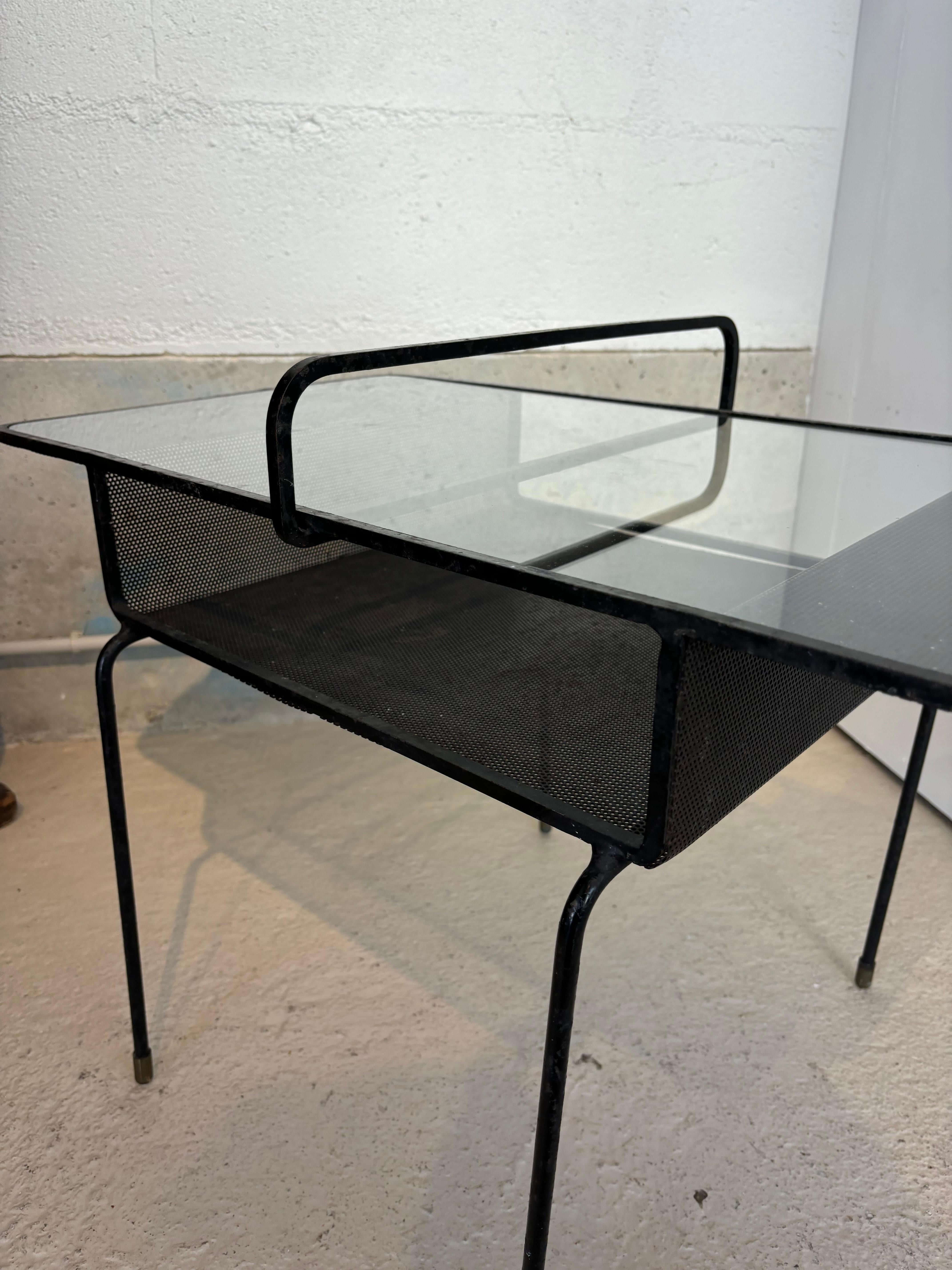 Bonita mesa de Mathieu Matégot en venta 5