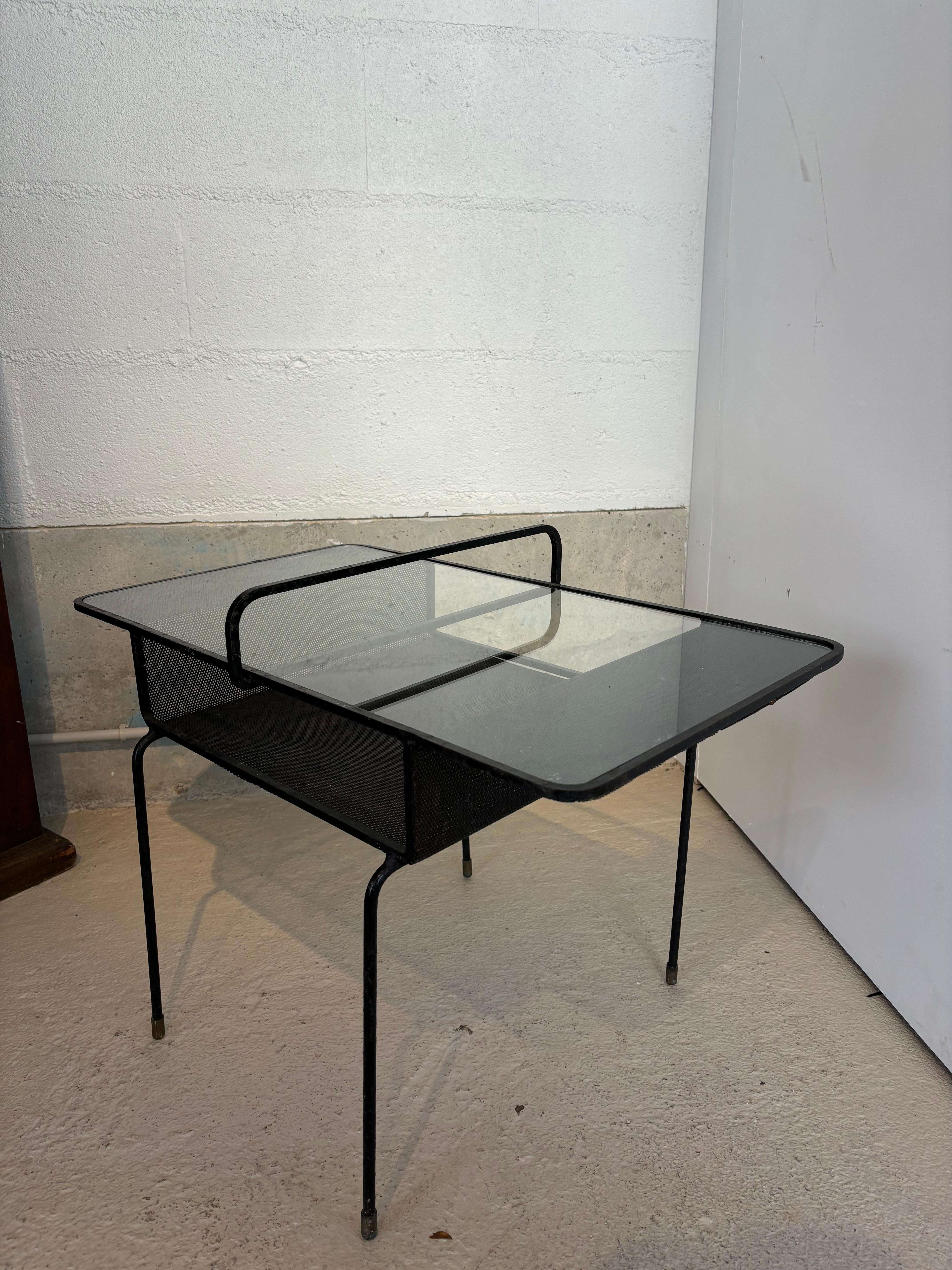 Bonita mesa de Mathieu Matégot en venta 6