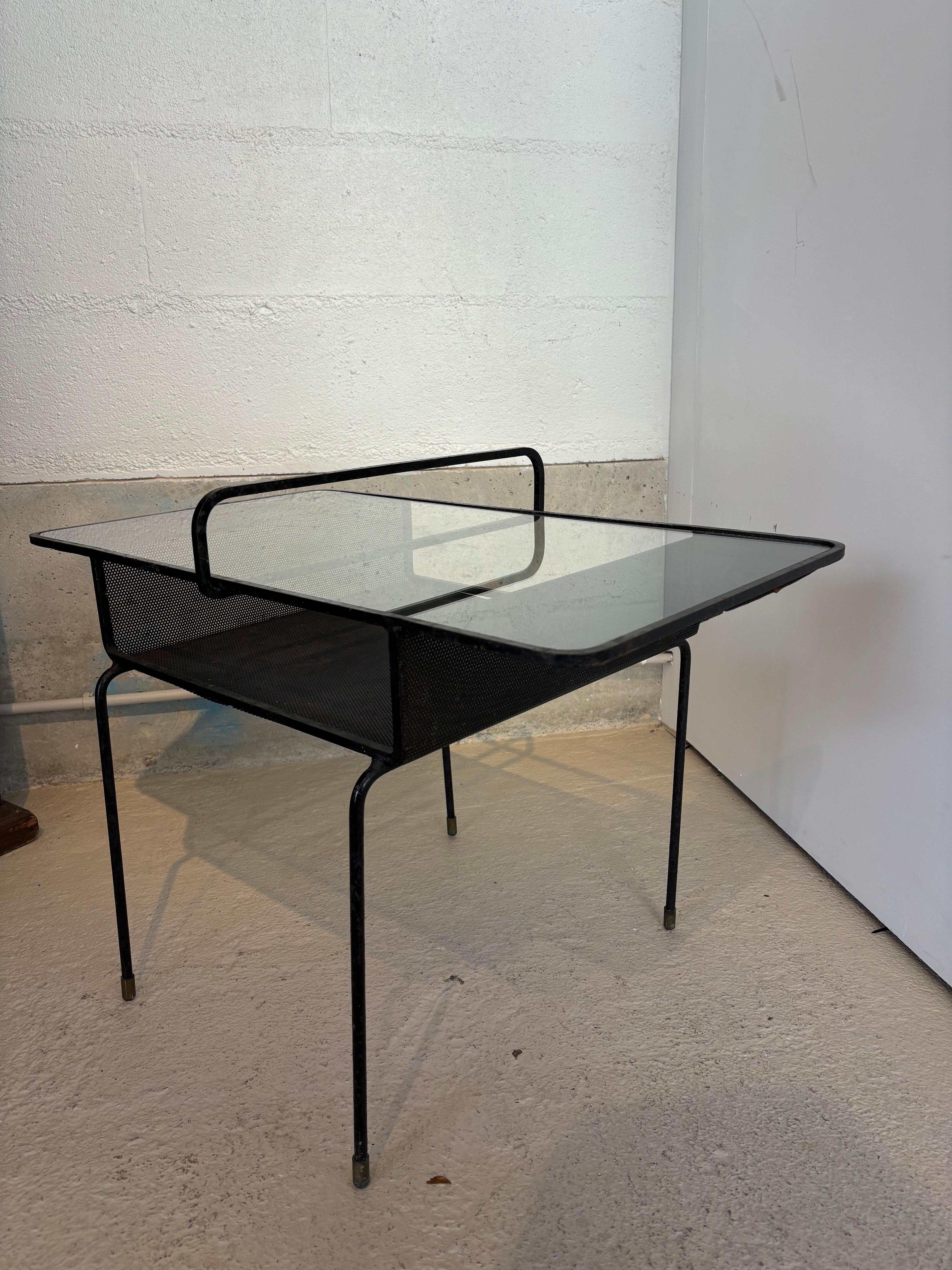 Bonita mesa de Mathieu Matégot en venta 7