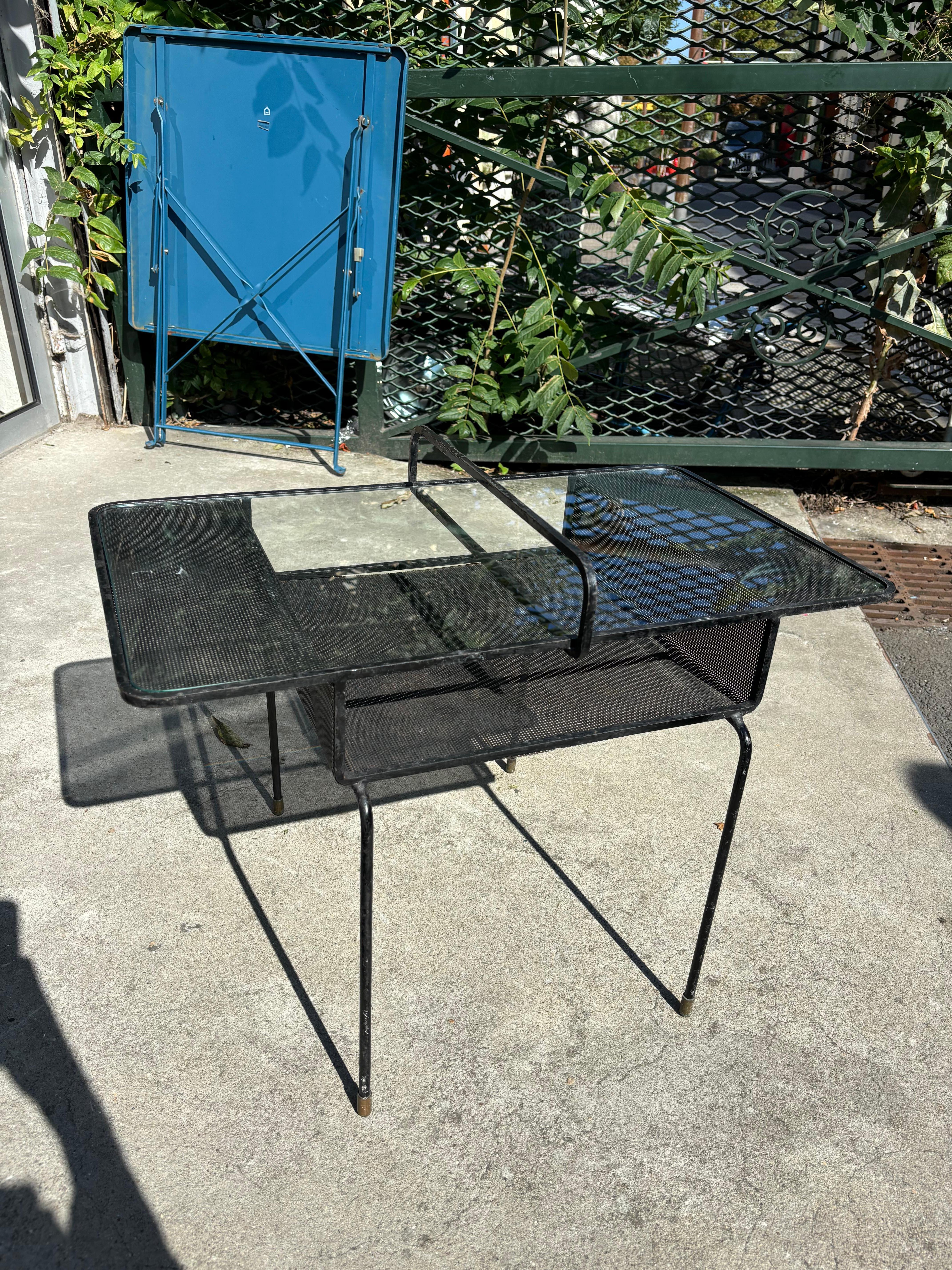 Bonita mesa de Mathieu Matégot en venta 13