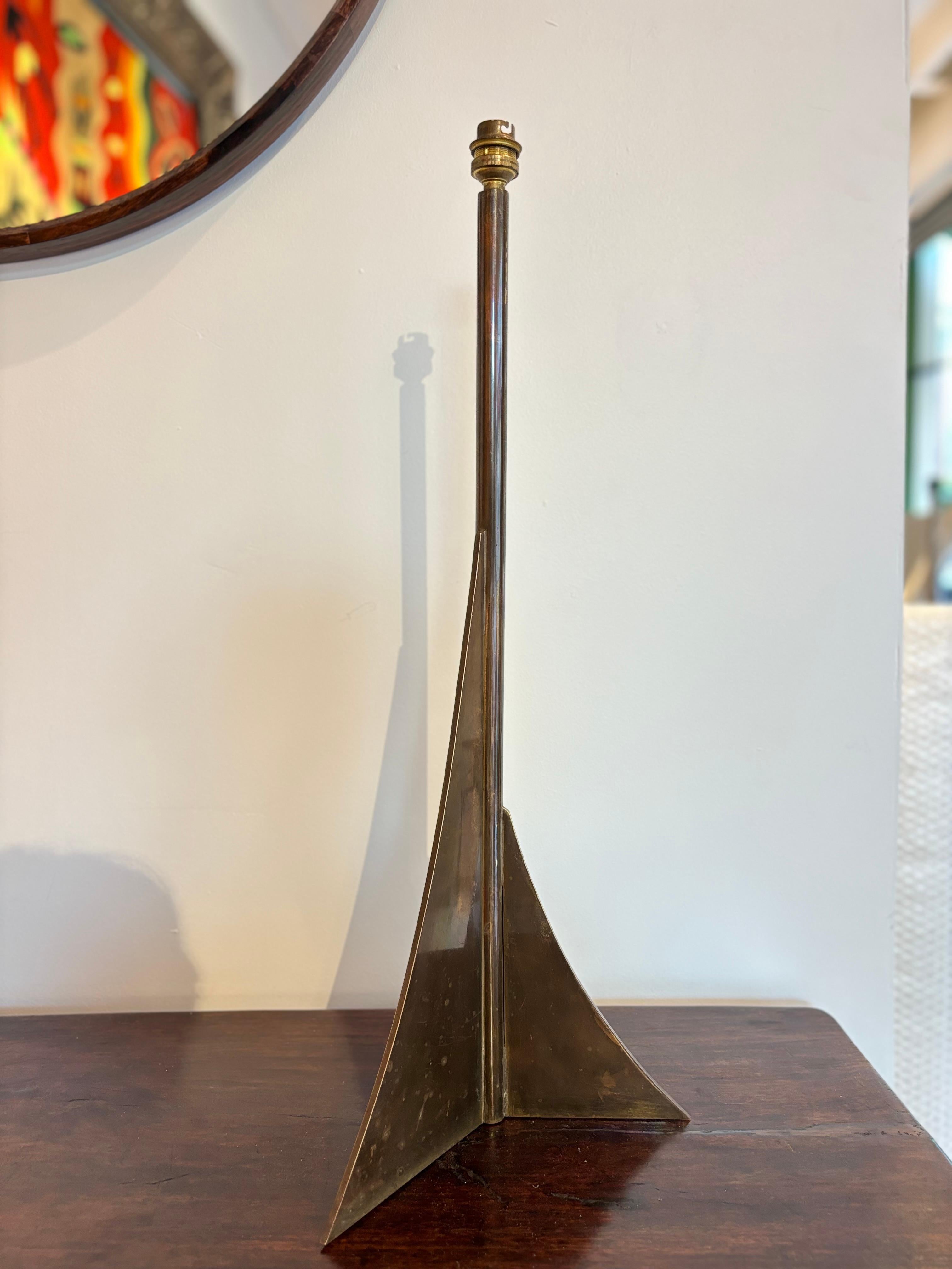 Jolie et grande lampe à patine canon de fusil attribuée à Philippe Hiquily. 