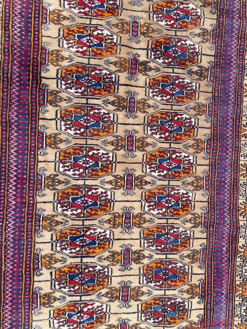 Very beautiful late 20th century Turkmen rug with a nice design of Bokhara carpets and beautiful colors with red, orange, blue and beige, entirely and finely hand knotted with wool velvet on cotton foundation.