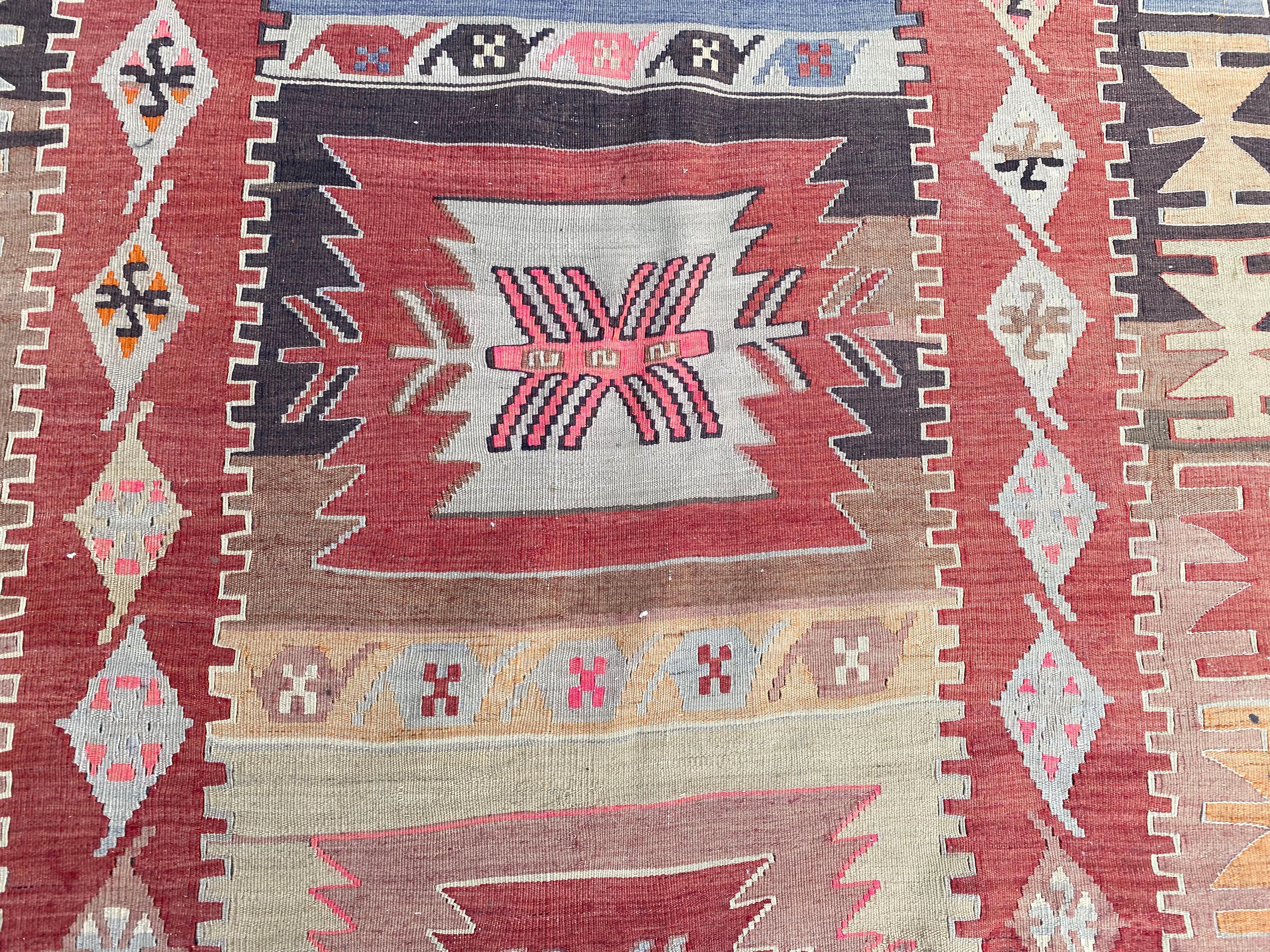 Very beautiful midcentury long Kilim, with a geometrical design and nice colors with red, blue, yellow, pink and purple, entirely handwoven with wool on cotton.

✨✨✨
