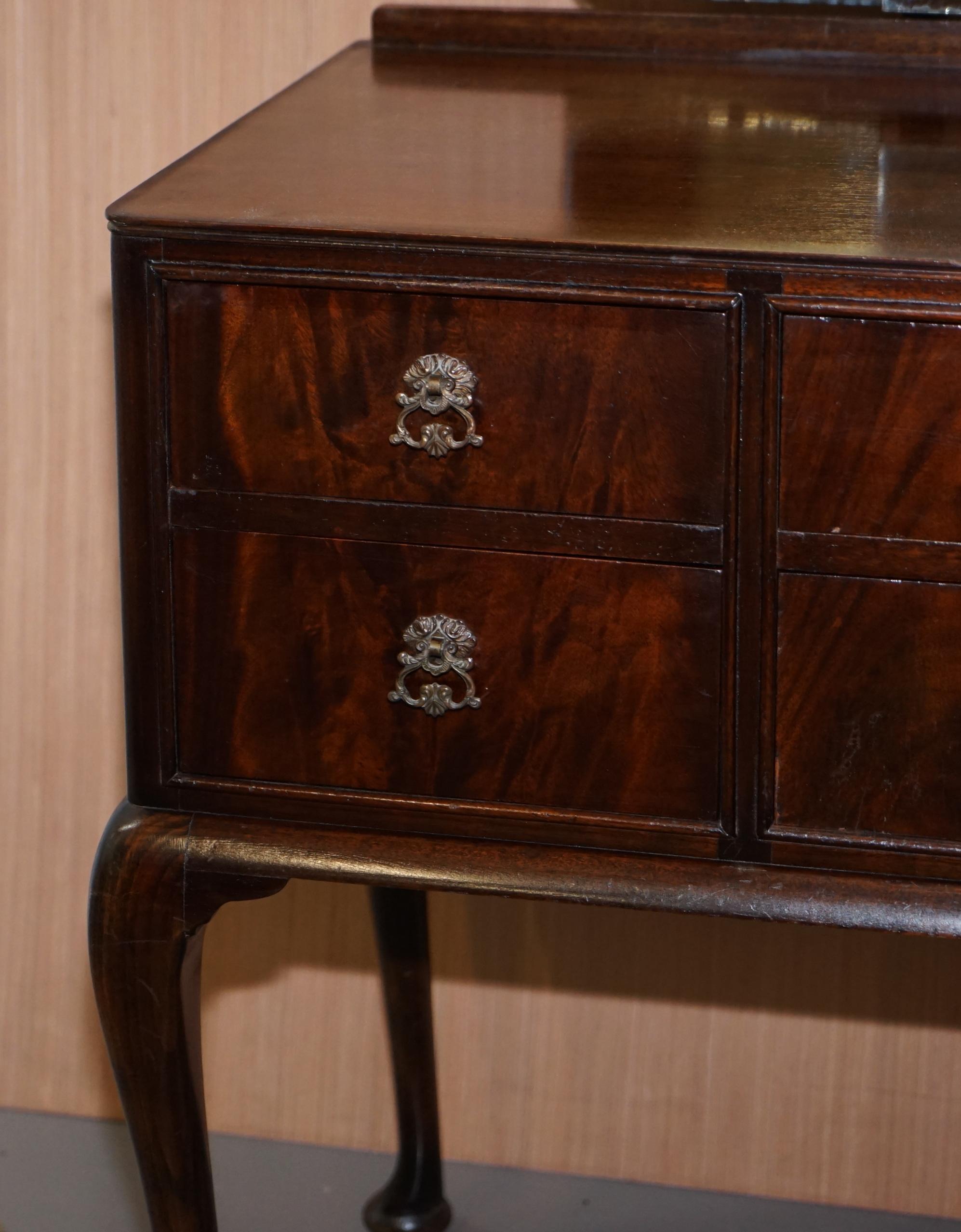 20th Century Nice Vintage Beithcraft Furniture Mahogany Dressing Table Part of Lovely Suite