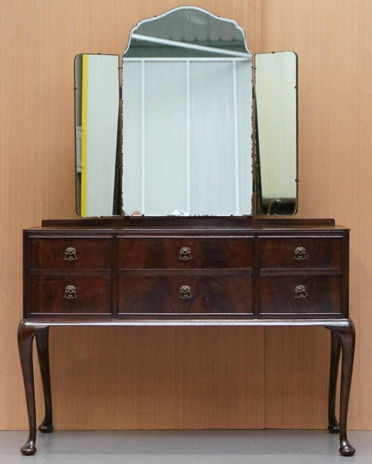 We are delighted to offer for sale this stunning Beithcraft furniture mahogany dressing table with tri fold mirror

A very good looking well made and decorative piece of vintage furniture, the tri fold mirrors are tapered around the edges to pull