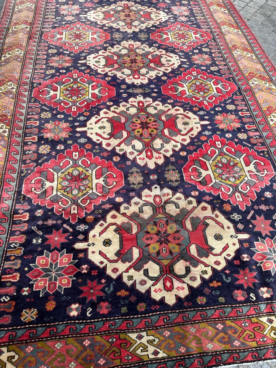 Magnifique tapis azerbaïdjanais de style shirvan datant du milieu du siècle dernier, avec un joli design caucasien et géométrique et de jolies couleurs : rose, violet, vert, bleu, gris et jaune. Entièrement noué à la main avec de la laine sur une