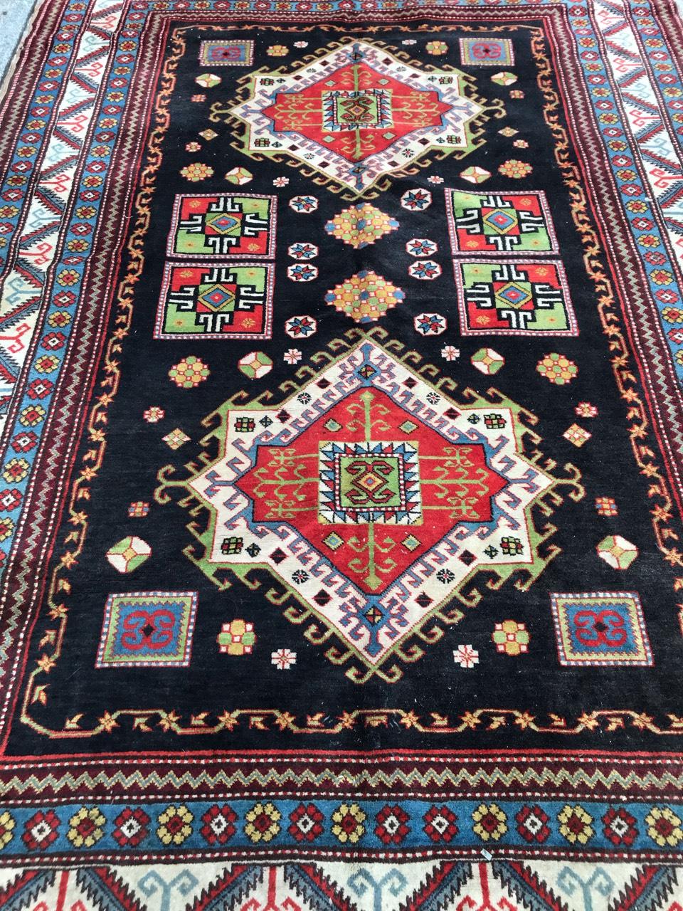 Beautiful 20th century Caucasian rug with a geometrical design and beautiful colors, entirely hand knotted with wool velvet on wool foundation.