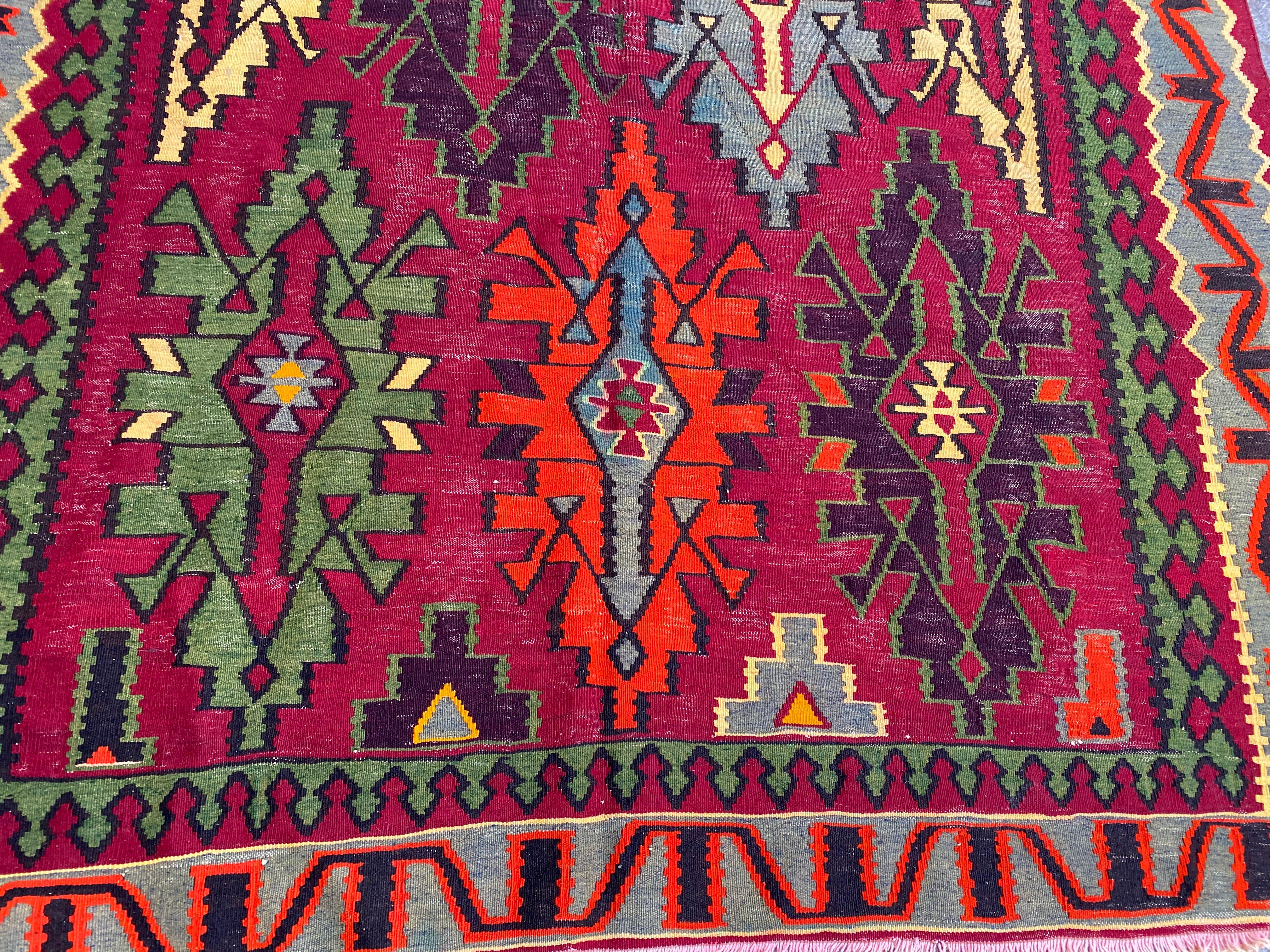 Bobyrug’s Nice Vintage Colorful Turkish Kilim In Good Condition For Sale In Saint Ouen, FR