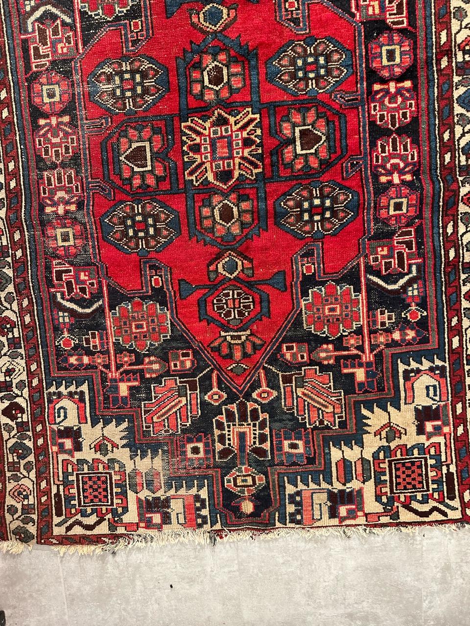 Beautiful mid century Hamadan rug with beautiful geometrical design and nice colors, entirely hand knotted with wool velvet on cotton foundation

✨✨✨

