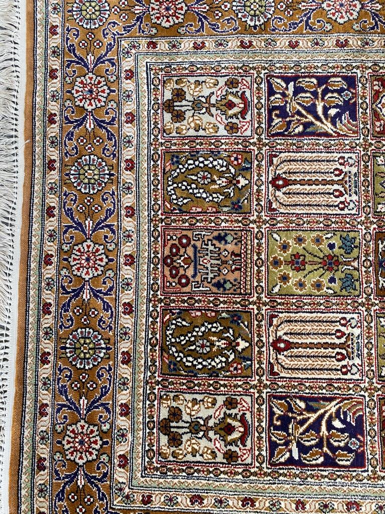 Schöne späten 20. Jahrhundert Seidenteppich, mit Inschrift (Hereke), und schöne persische Design und schöne Farben, ganz und fein von Hand geknüpft mit Seidensamt auf Seidenbasis.