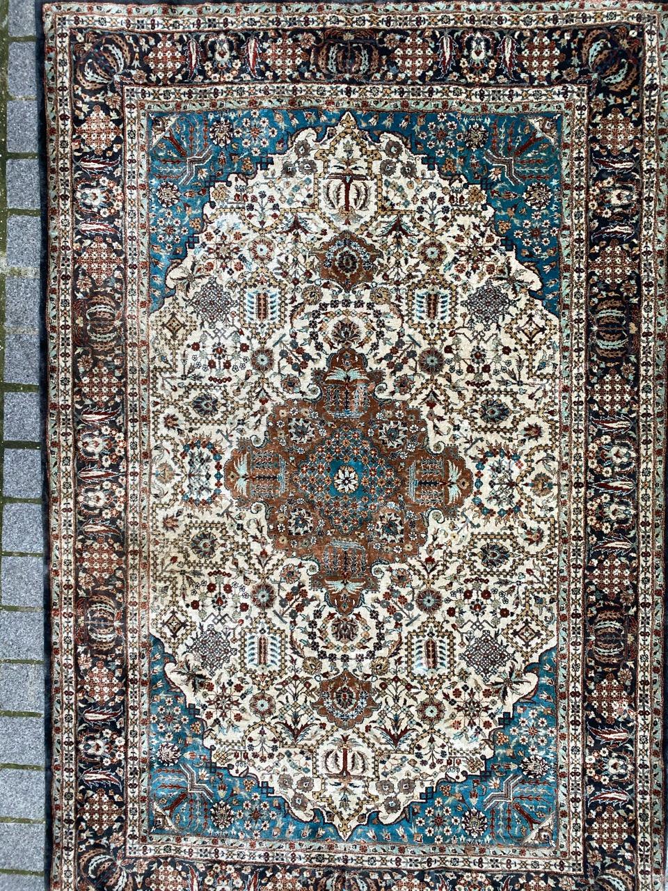 Wunderschöner Seidenteppich mit persischem Muster und schönen hellen Farben, komplett und sehr fein handgeknüpft mit Seidensamt auf Seidenfond.

✨✨✨
