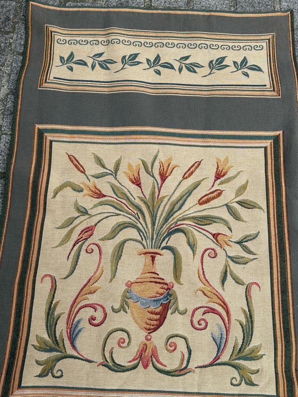 Schöner französischer Jacquard-Wandteppich im Aubusson-Stil mit Paneel im Aubusson-Stil (Maschinell gefertigt) im Angebot