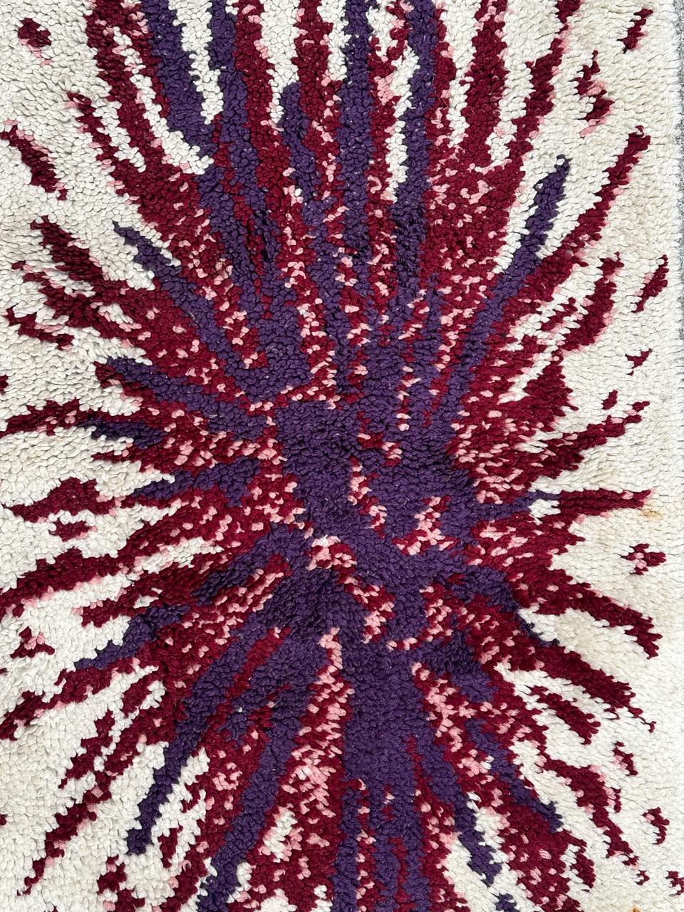 Grazioso tappeto vintage francese Cogolin con un bel design moderno degli anni '60 o '70 e bei colori con campo bianco e disegno viola, rosa e rosso, interamente annodato a mano con lana su base di cotone. 

✨✨✨
