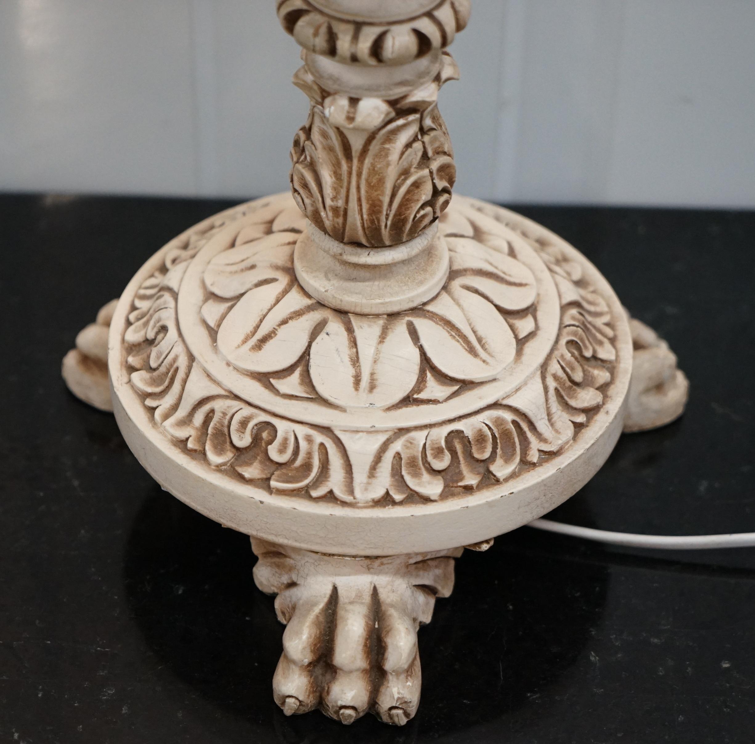 Nous sommes ravis de proposer à la vente cette jolie lampe de table sculptée à la main avec sa peinture originale et ses pieds en pattes de lion poilues

Une lampe de table vintage de bonne facture en très bon état, le dessus a une finition en