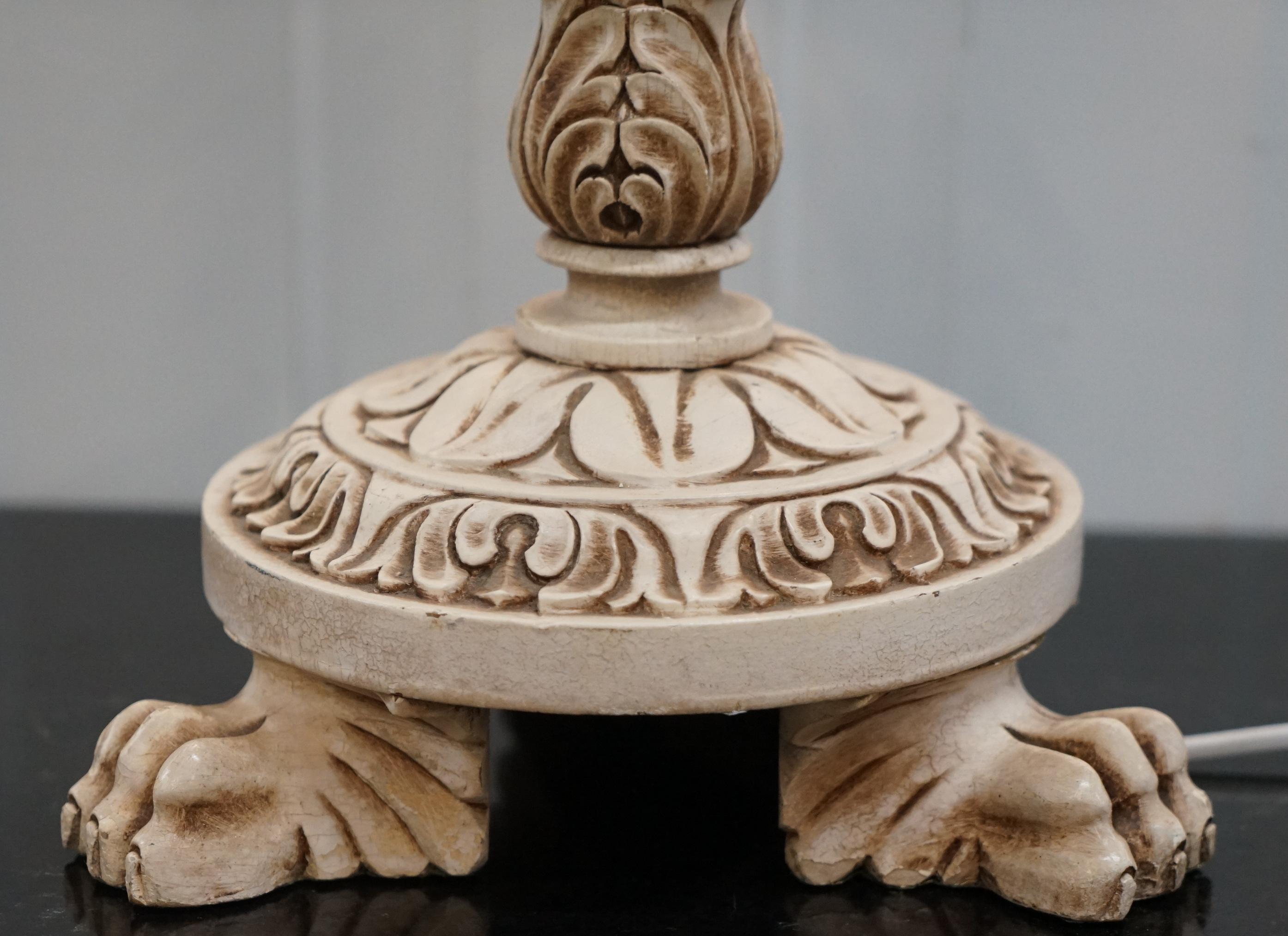 Mid-Century Modern Jolie grande lampe de bureau vintage peinte à la main avec pieds en bois sculptés à la main en forme de pattes de lion