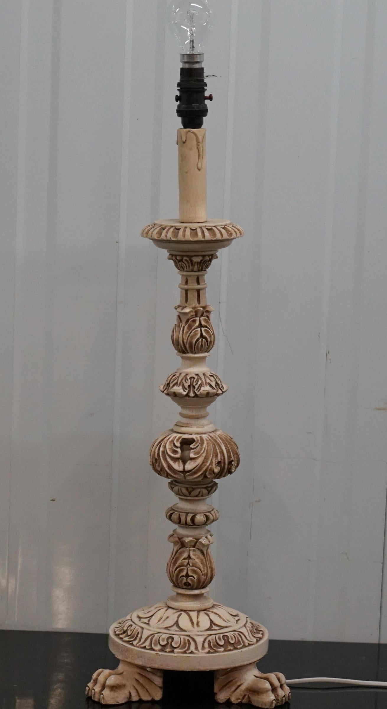 Anglais Jolie grande lampe de bureau vintage peinte à la main avec pieds en bois sculptés à la main en forme de pattes de lion
