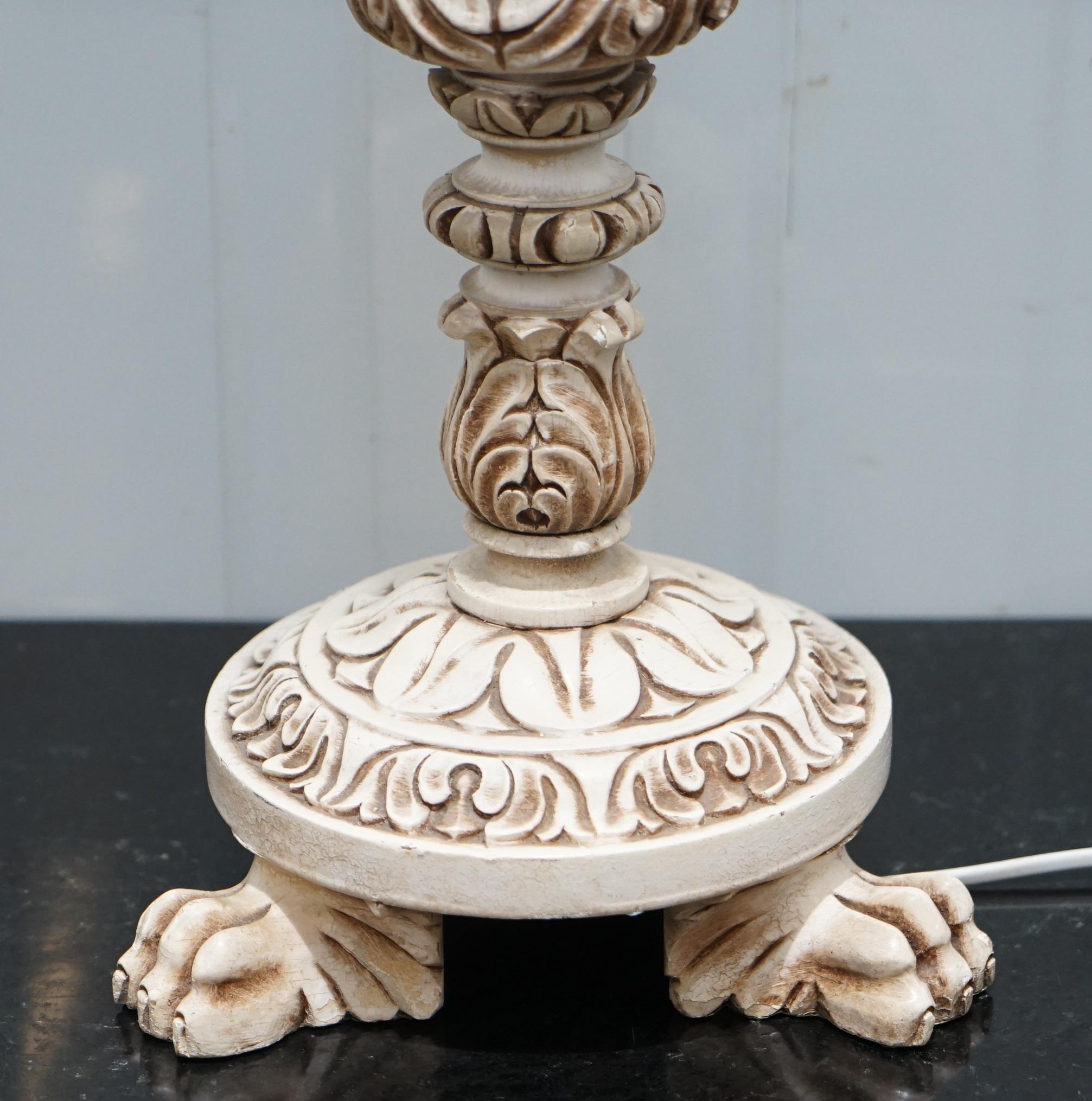 Sculpté à la main Jolie grande lampe de bureau vintage peinte à la main avec pieds en bois sculptés à la main en forme de pattes de lion