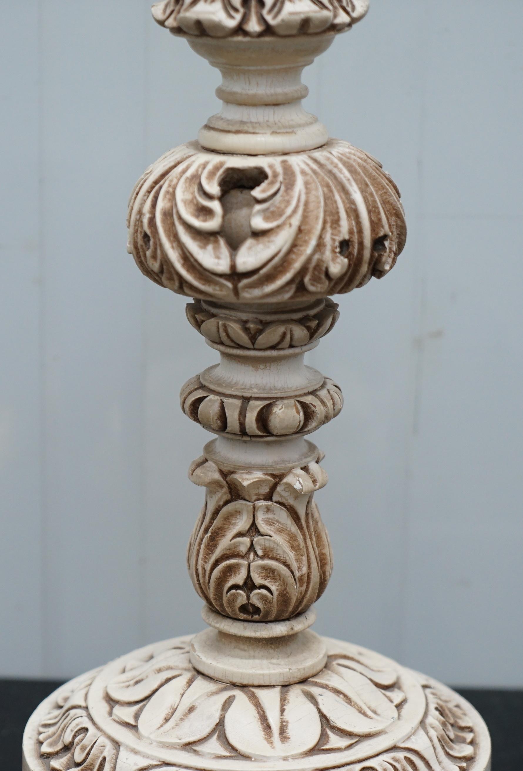 Jolie grande lampe de bureau vintage peinte à la main avec pieds en bois sculptés à la main en forme de pattes de lion Bon état à West Sussex, Pulborough