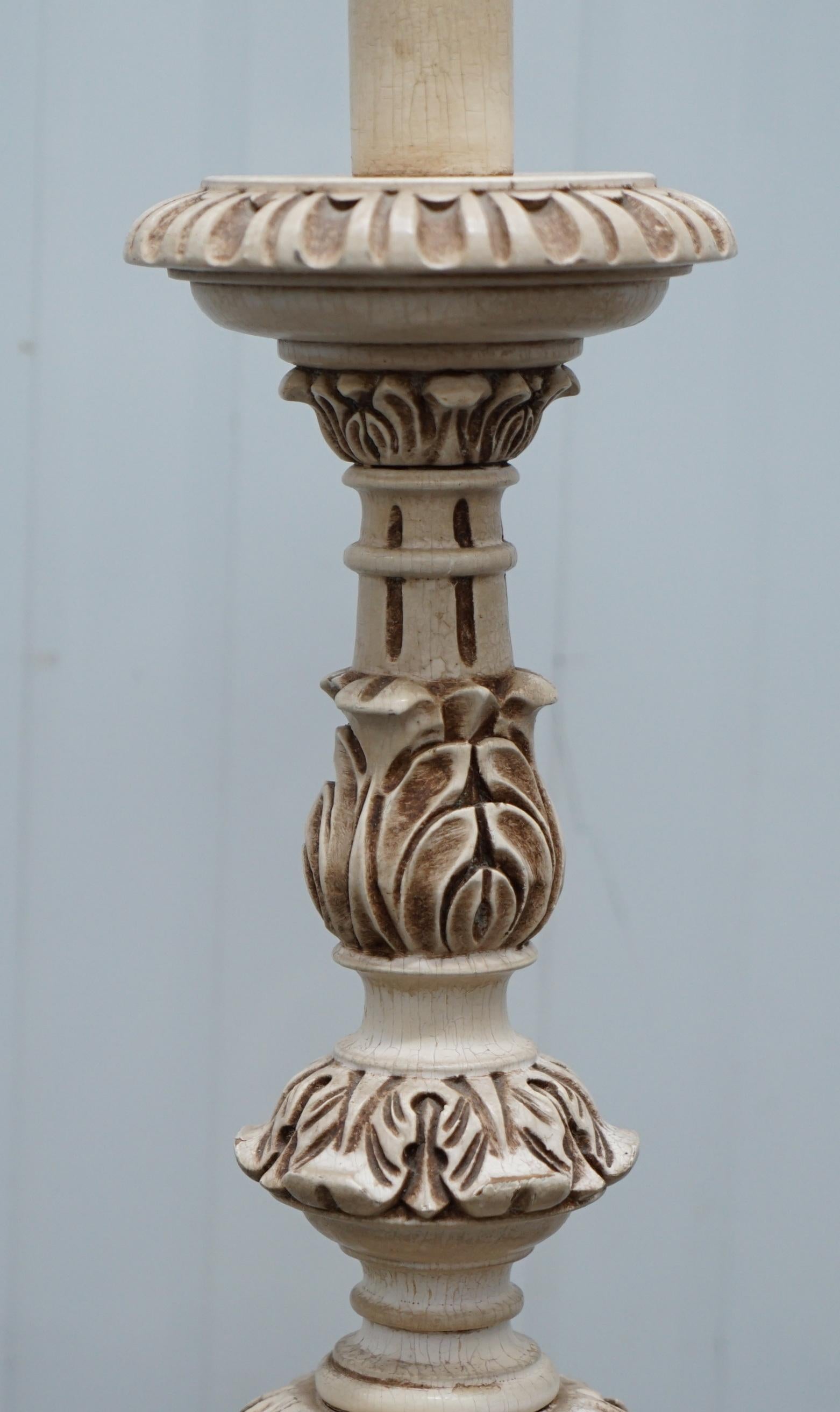 20ième siècle Jolie grande lampe de bureau vintage peinte à la main avec pieds en bois sculptés à la main en forme de pattes de lion