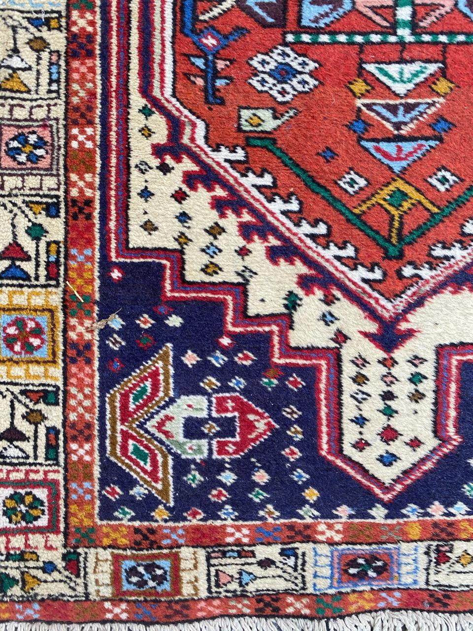 Schöner Läufer aus dem späten 20. Jahrhundert mit schönem geometrischem Muster und schönen Farben, komplett handgeknüpft mit Wollsamt auf Baumwollbasis.

✨✨✨
